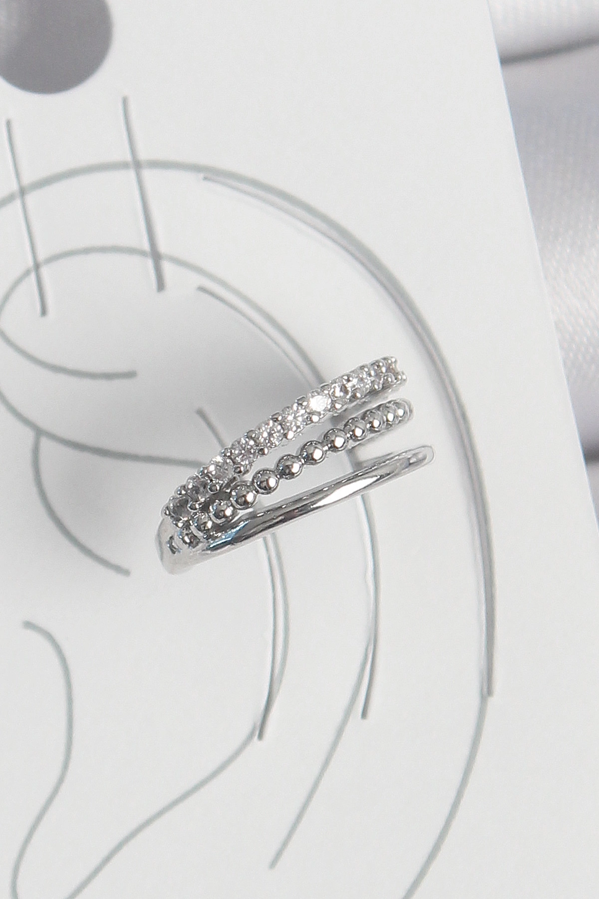 Pirinç Gümüş Renk Zirkon Taşlı 3'Lü Sıralı Model Kadın Kıkırdak Küpe