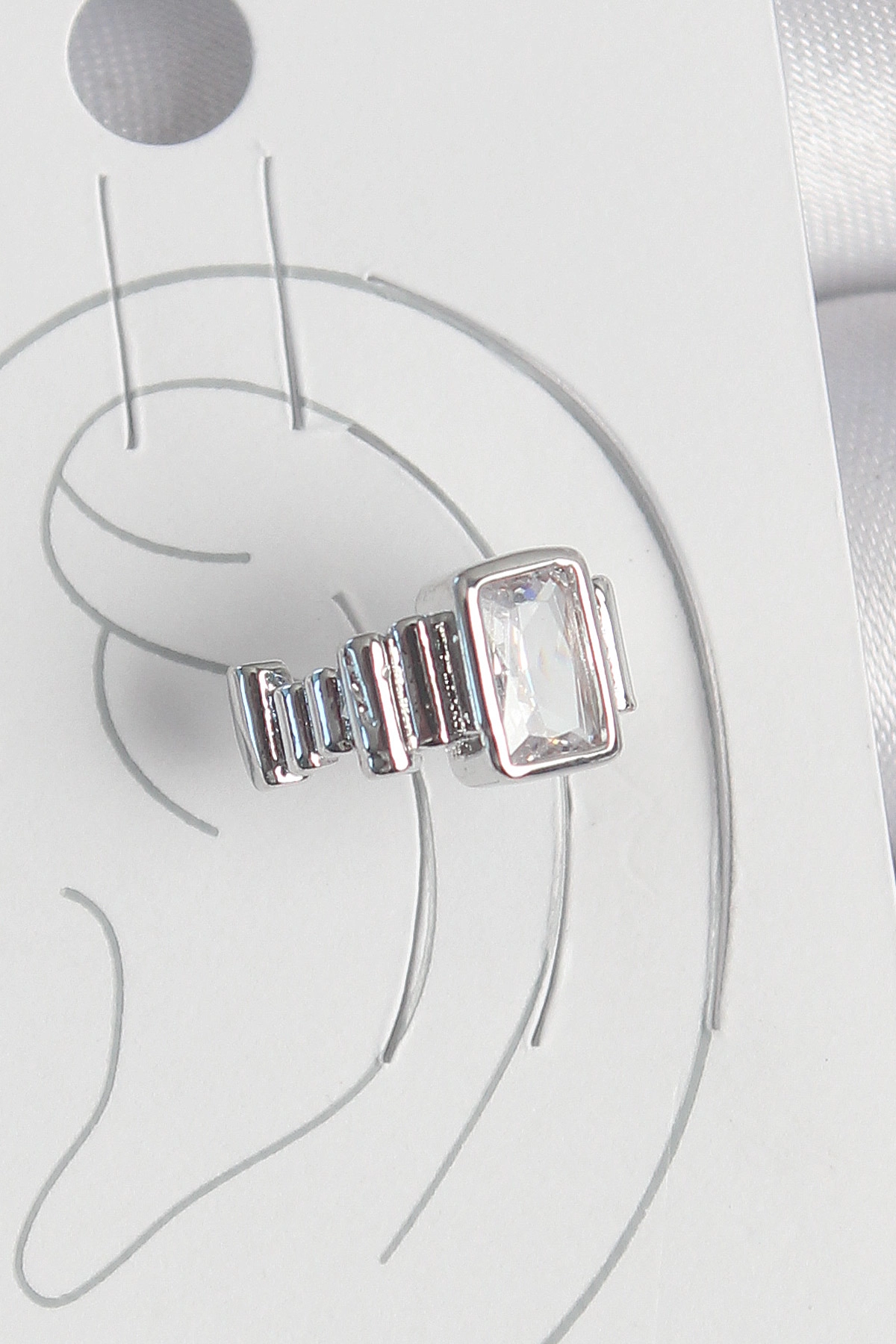 Pirinç Gümüş Renk Kare Zirkon Taşlı Kadın Kıkırdak Model Küpe