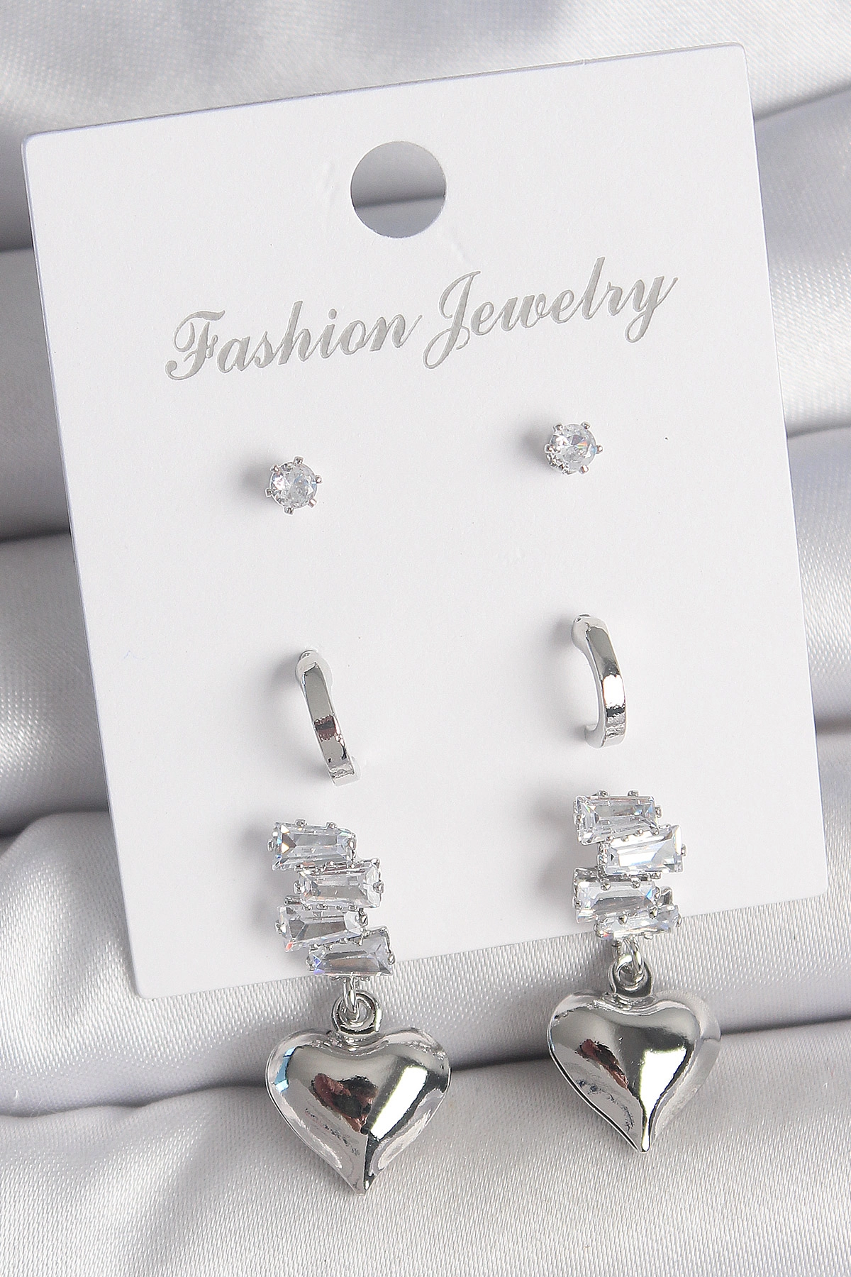 Pirinç Gümüş Renk Zirkon Taşlı Sallantılı Kalp Model Yarım Halka Detay 3 Çfit Kadın Küpe Seti