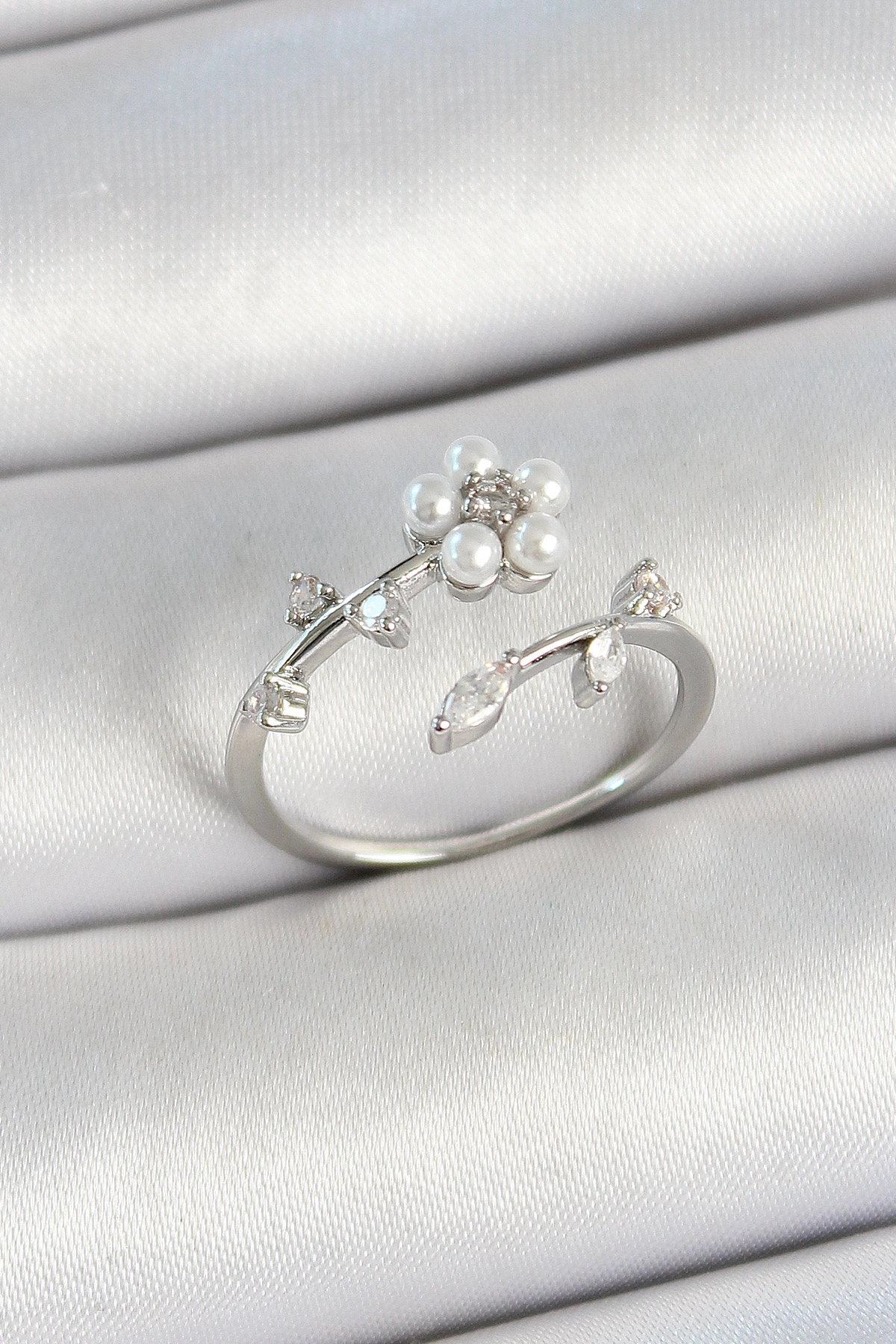 Pirinç İnci Detaylı Papatya Figürlü Zirkon Taşlı Gümüş Renk Ayarlanabilir Kadın Yüzük