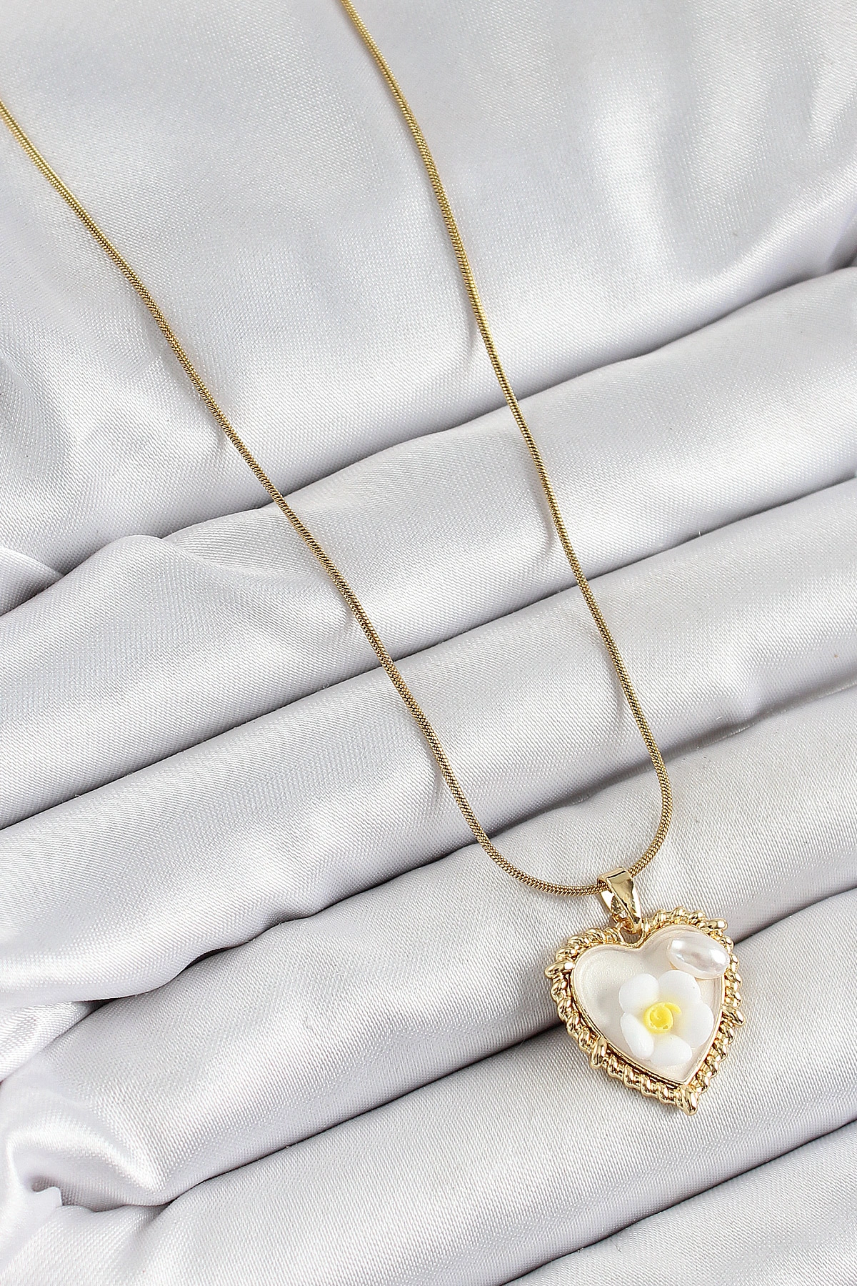 316L Çelik Zincir Beyaz Sanatsal Portre İnci Detaylı Papatya Figürlü Kalp Model Gold Renk Kadın Kolye