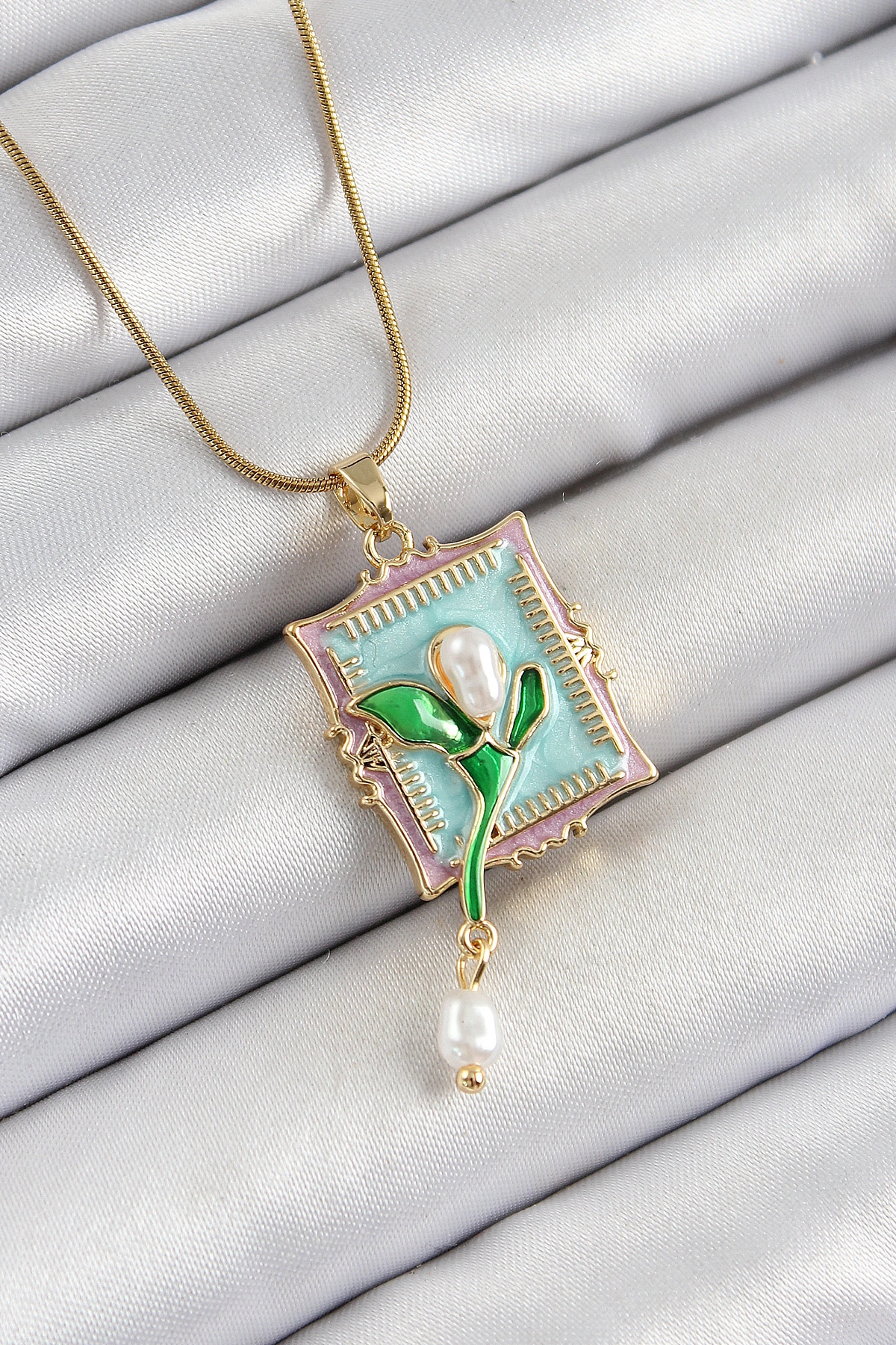 316L Çelik Zincir Turkuaz Sanatsal Portre Sallantılı İnci Detaylı Lale Model Gold Renk Kadın Kolye