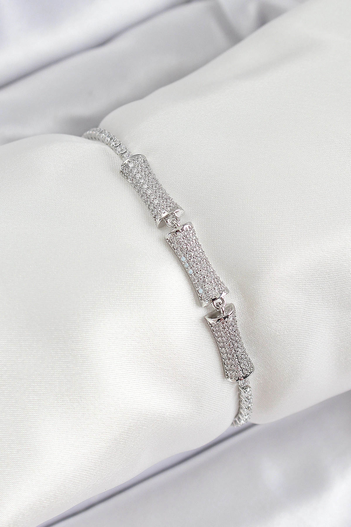 Pirinç Gümüş Renk Zirkon Taşlı Kemik Model Kadın Bileklik