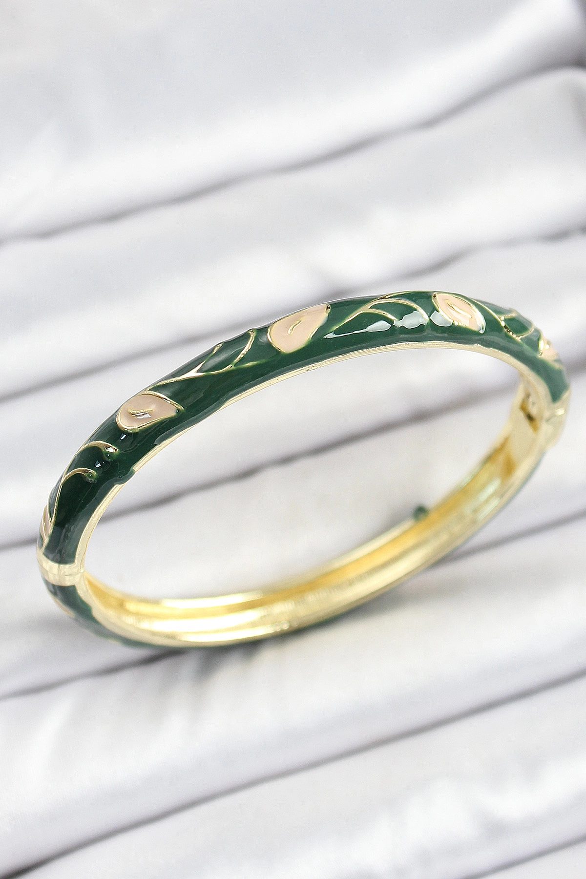 Mineli Pirinç Gold Renk Yeşil Çiçek Motifli Kadın Kelepçe