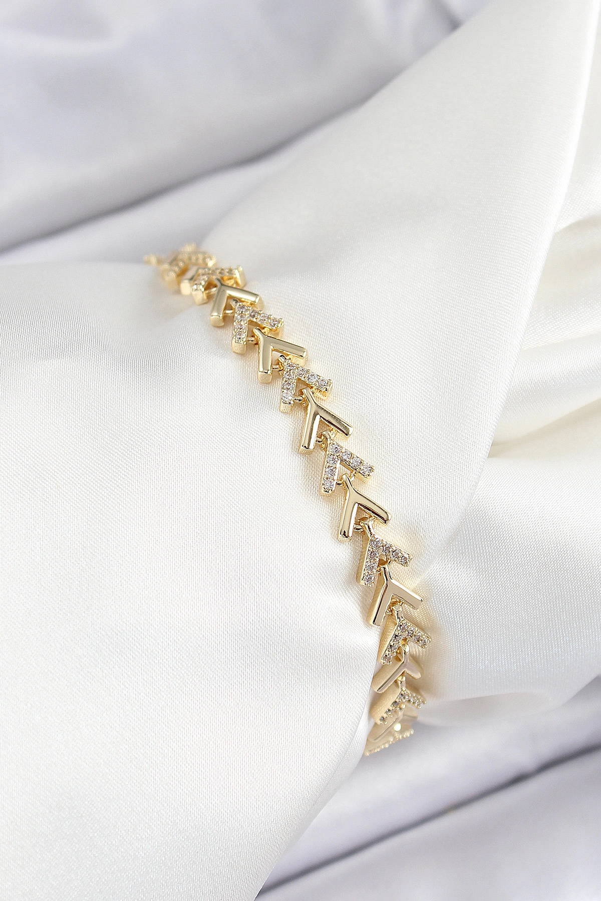 Pirinç Sıralı Ok Model Zirkon Taşlı Gold Renk VİP Seri Kadın Bileklik