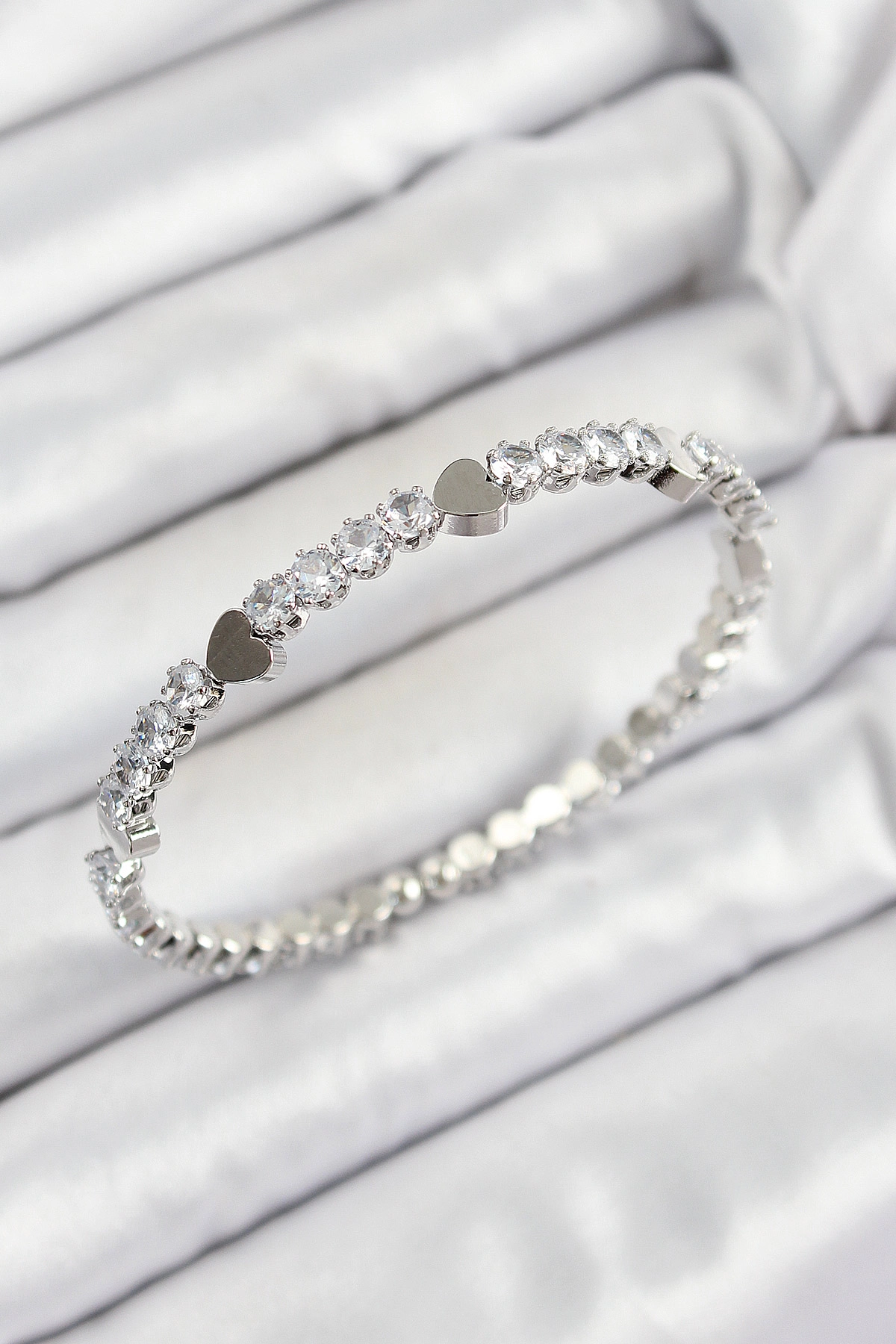 Pirinç Zirkon Taşlı Kalp Model Gümüş Renk Yaylı Kadın Bileklik