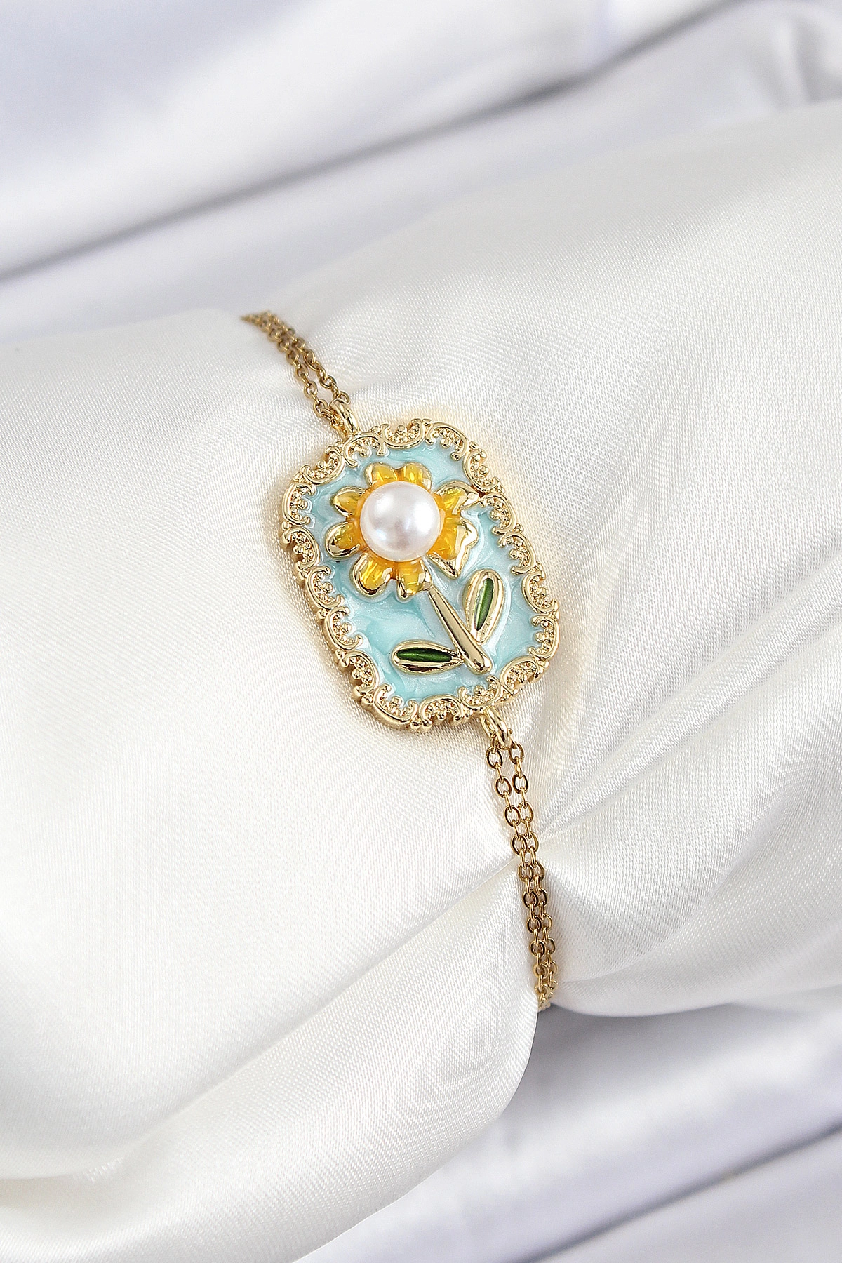 316L Çelik Zincir Turkuaz Mineli Sanatsal Portre İnci Detaylı Papatya Model Gold Renk Kadın Bileklik