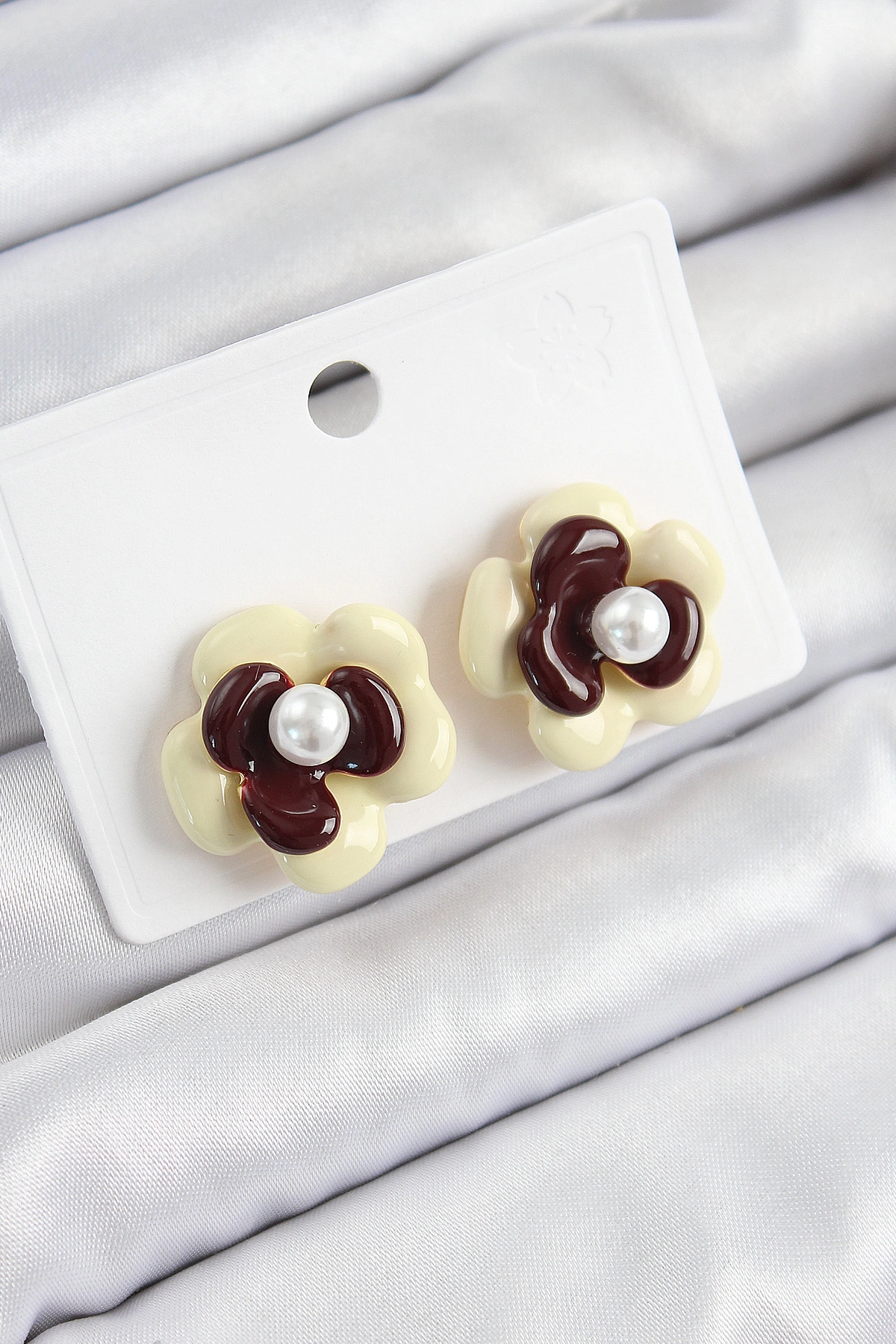 İnci Detaylı Krem Kahverengi Renk Papatya Model Kadın Küpe