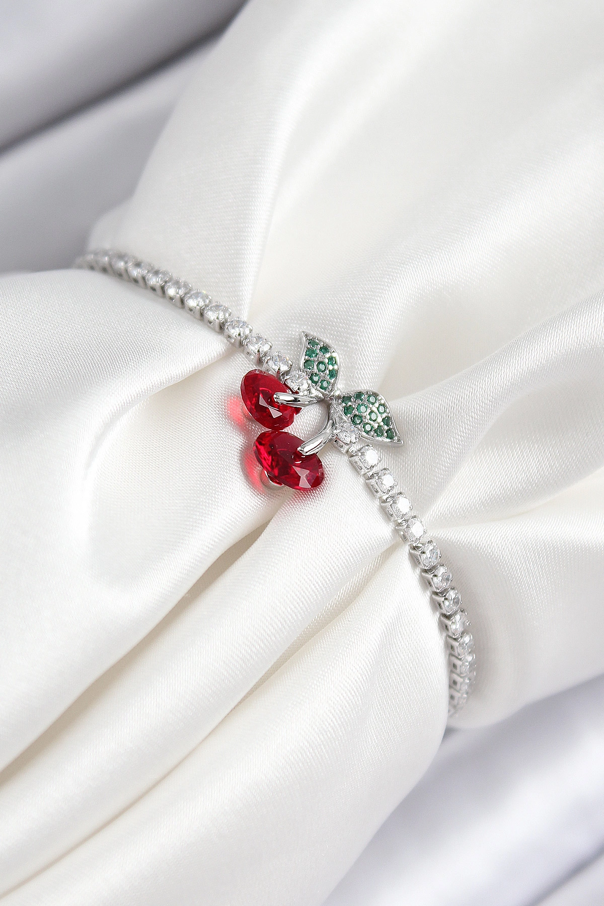 Pirinç Zirkon Taşlı Kiraz Model Gümüş Renk Asansörlü Kadın Bileklik