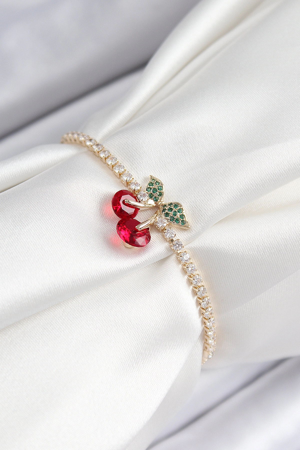 Pirinç Zirkon Taşlı Kiraz Model Gold Renk Asansörlü Kadın Bileklik