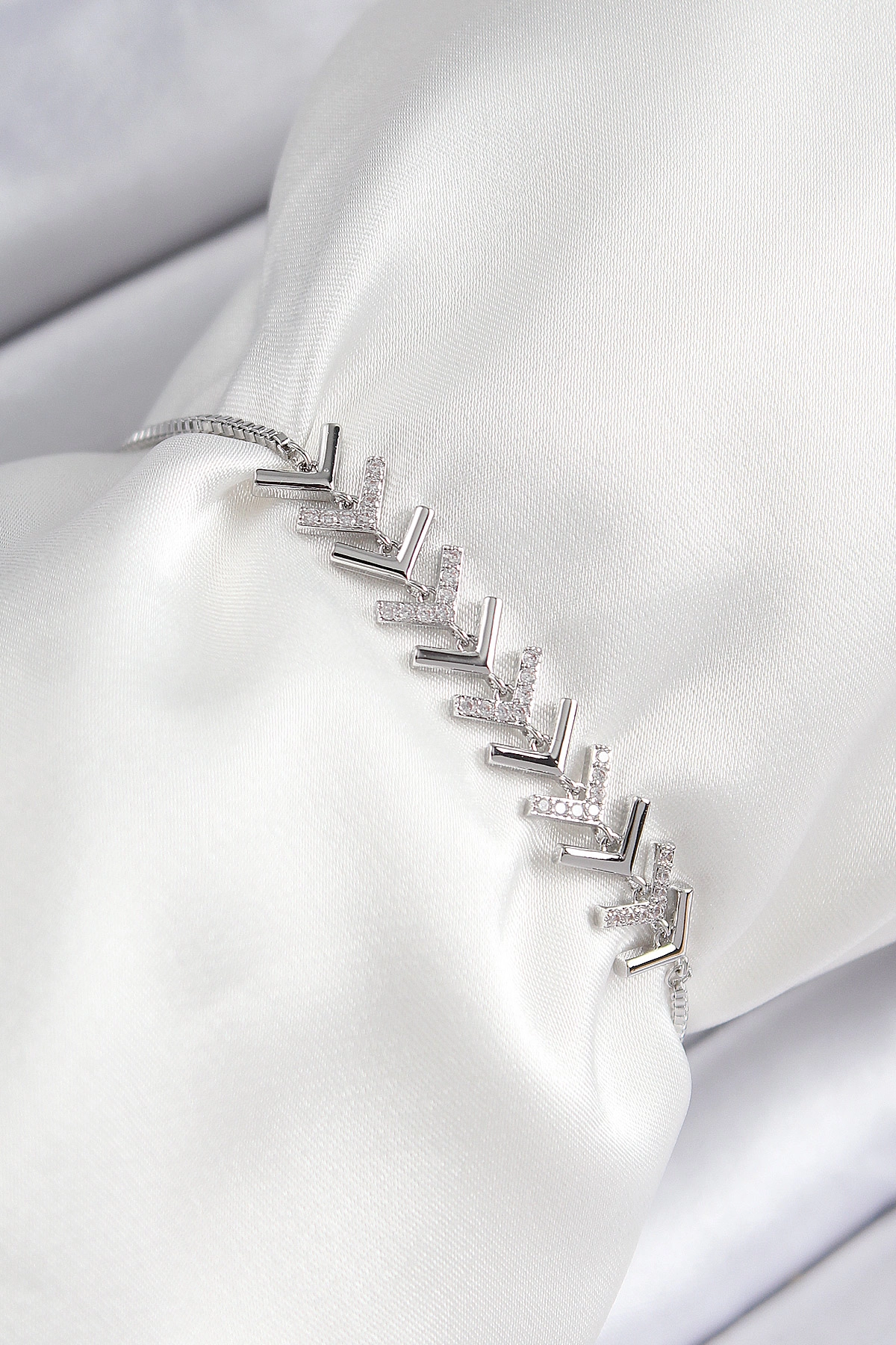 Pirinç Zirkon Taşlı Sıralı Ok Model Gümüş Renk Asansörlü Kadın Bileklik