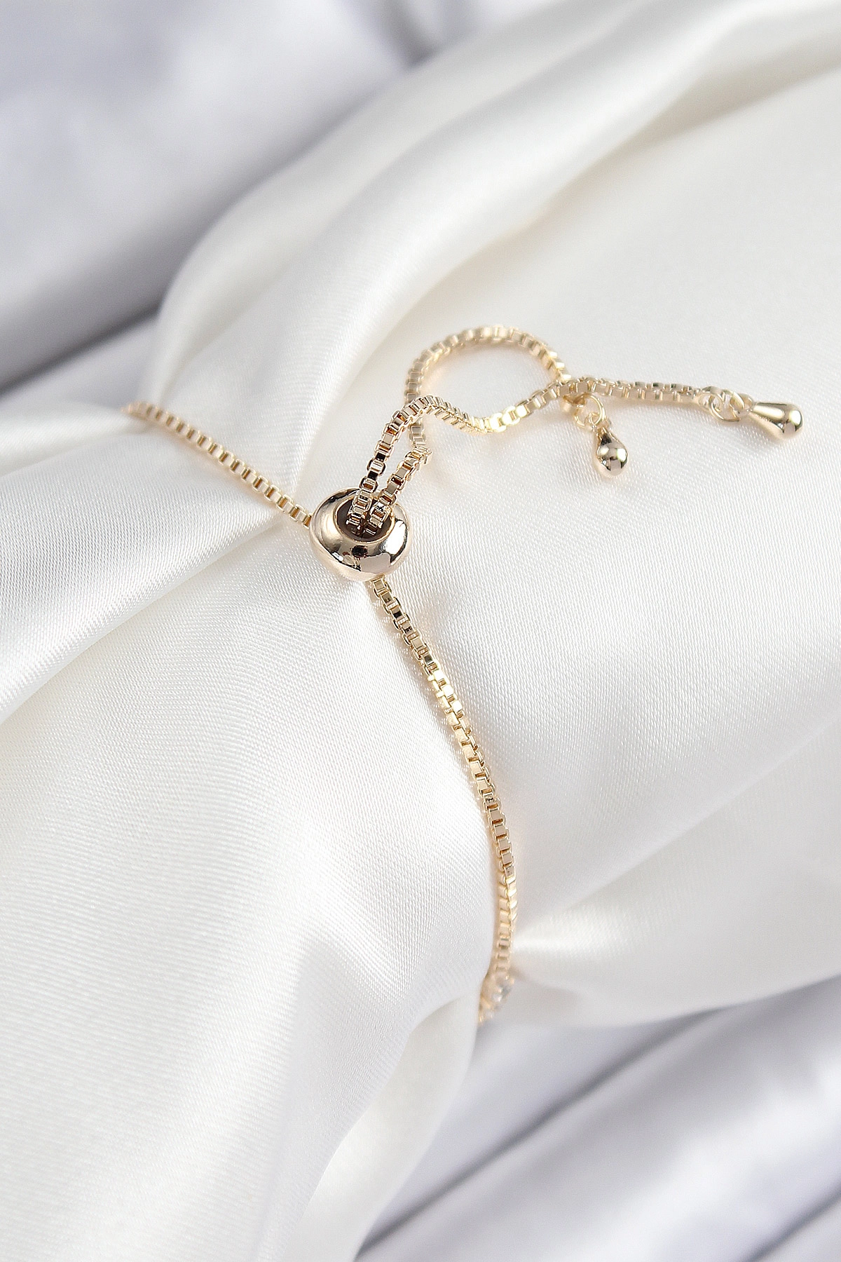 Pirinç Zirkon Taşlı Sıralı Ok Model Gold Renk Asansörlü Kadın Bileklik