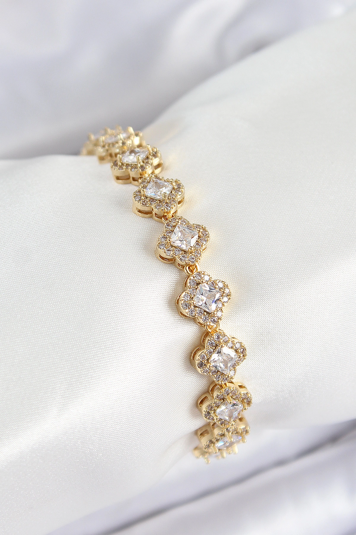 Pirinç Zirkon Taşlı Yonca Baget Model Gold Renk VIP Seri Kadın Bileklik