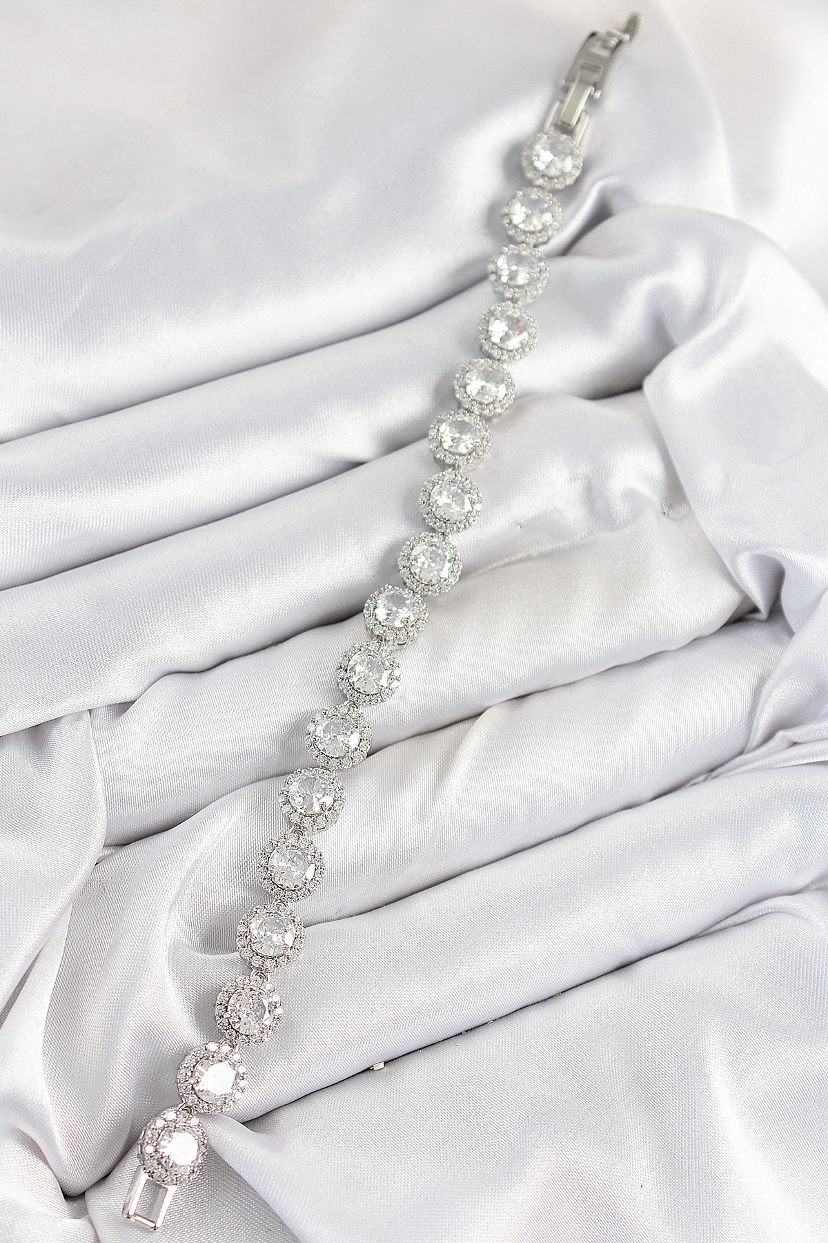 Pirinç Zirkon Taşlı Daire Baget Model Gümüş Renk VIP Seri Kadın Bileklik