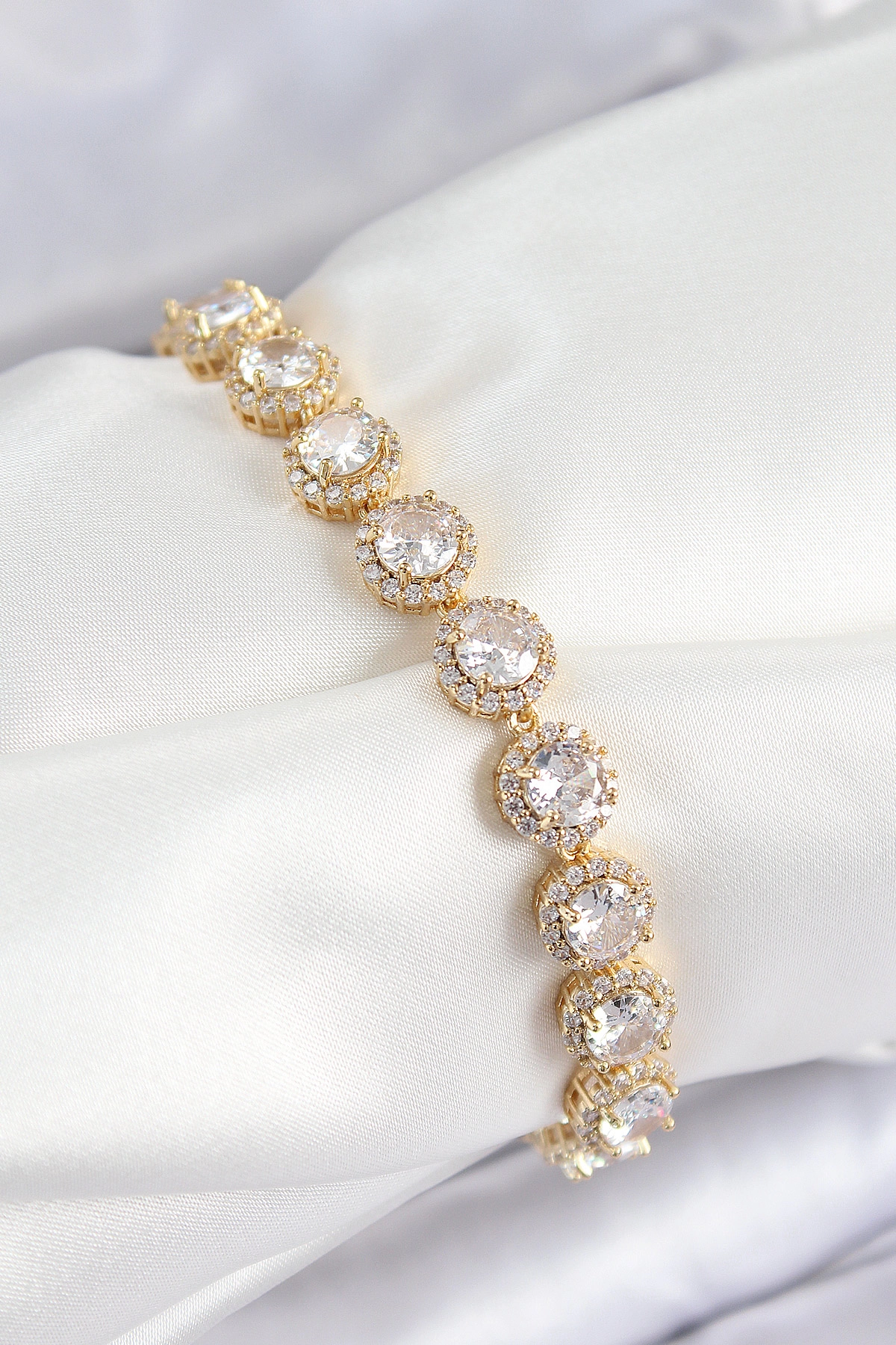 Pirinç Zirkon Taşlı Daire Baget Model Gold Renk VIP Seri Kadın Bileklik