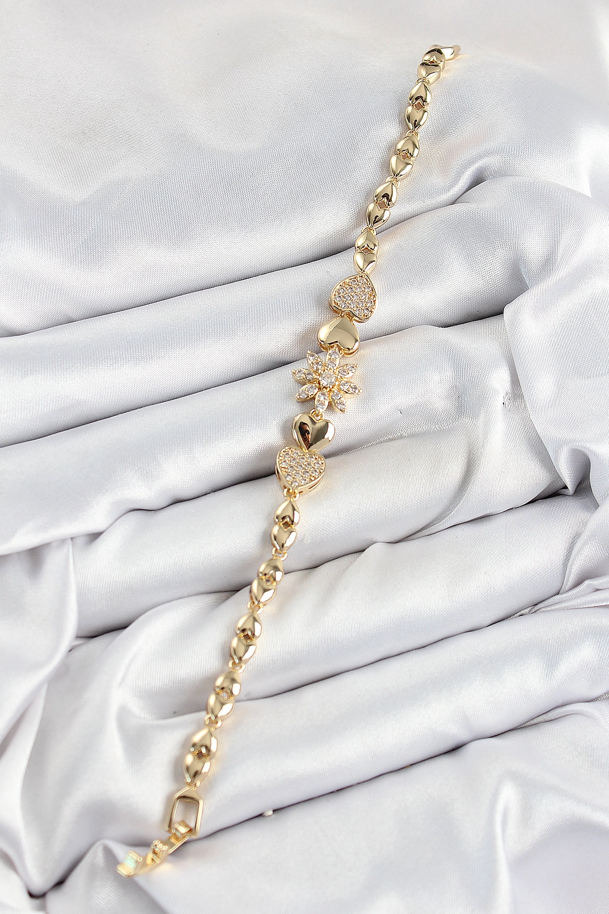 Pirinç Zirkon Taşlı Kalp Detaylı Çiçek Model Gold Renk Kadın Bileklik