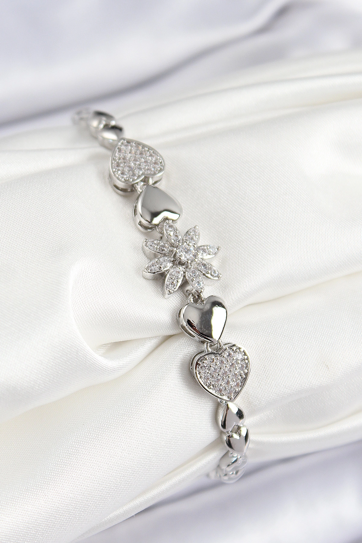 Pirinç Zirkon Taşlı Kalp Detaylı Çiçek Model Gümüş Renk Kadın Bileklik
