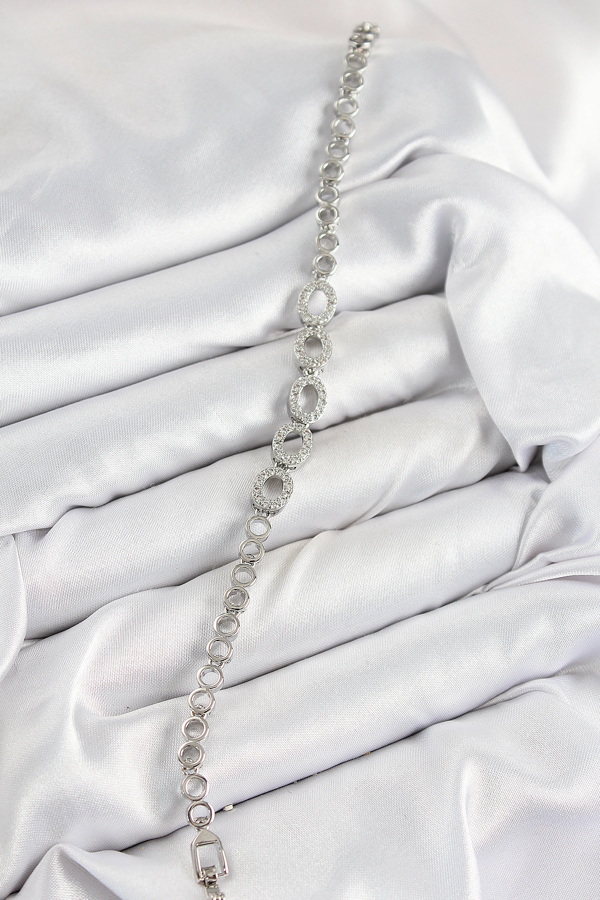 Pirinç Zirkon Taşlı Oval Model Gümüş Renk Kadın Bileklik