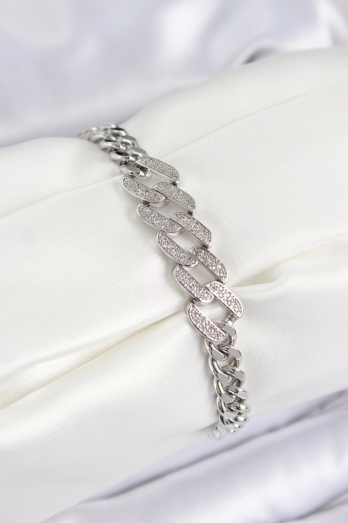 Pirinç Zirkon Taşlı Ezme Küba Zincir Model Gümüş Renk Kadın Bileklik