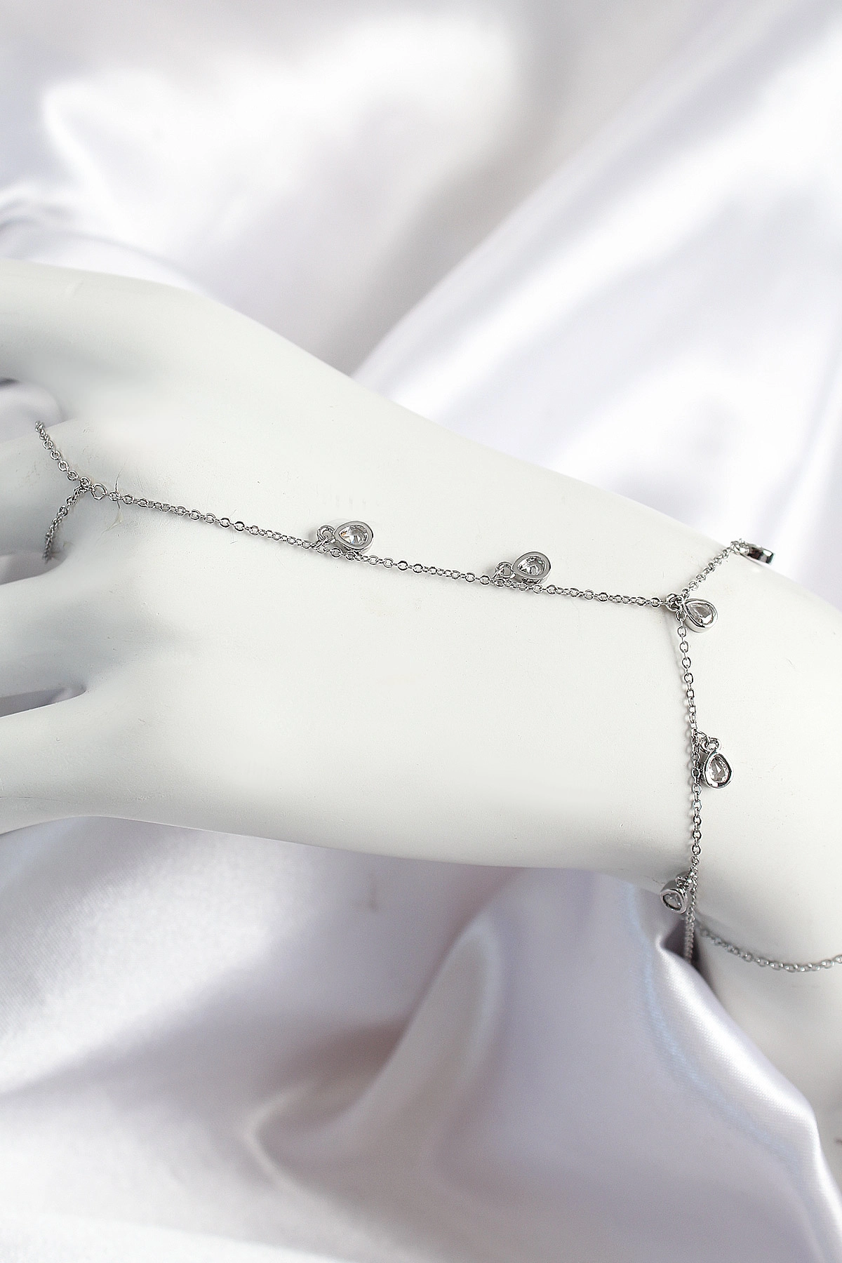 Pirinç Zirkon Taşlı Sallantılı Damla Model Gümüş Renk Kadın Şahmeran