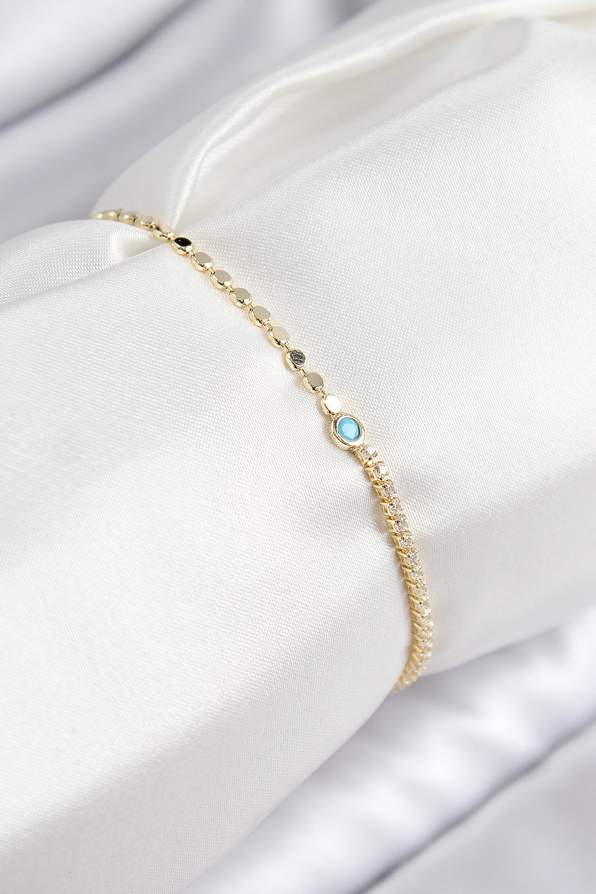 Pirinç Zirkon Taşlı Boncuk Model Ezme Zincir Gold Renk Kadın Bileklik