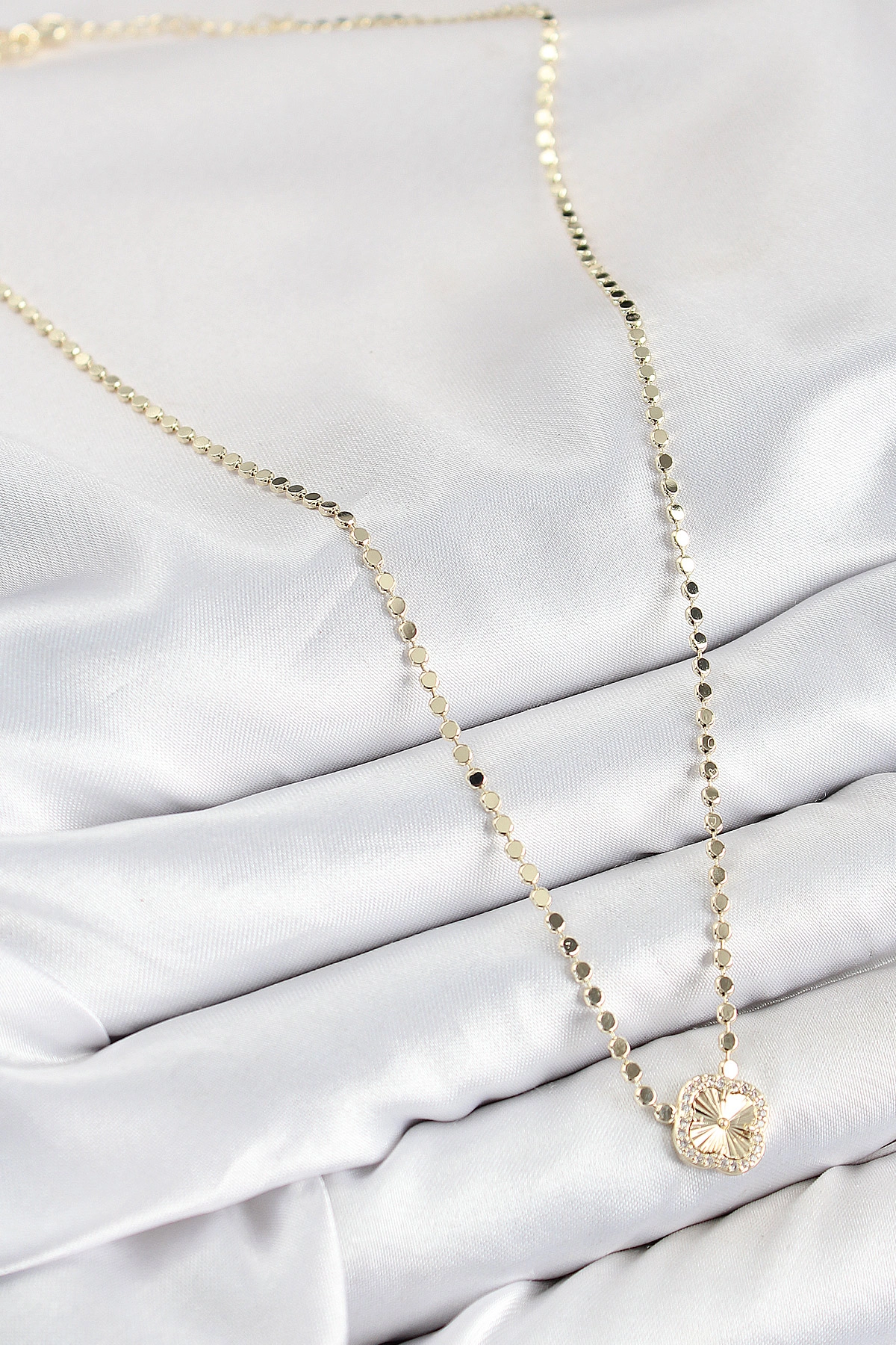 Pirinç Zirkon Taşlı Yonca Model Ezme Zincir Gold Renk Kadın Kolye