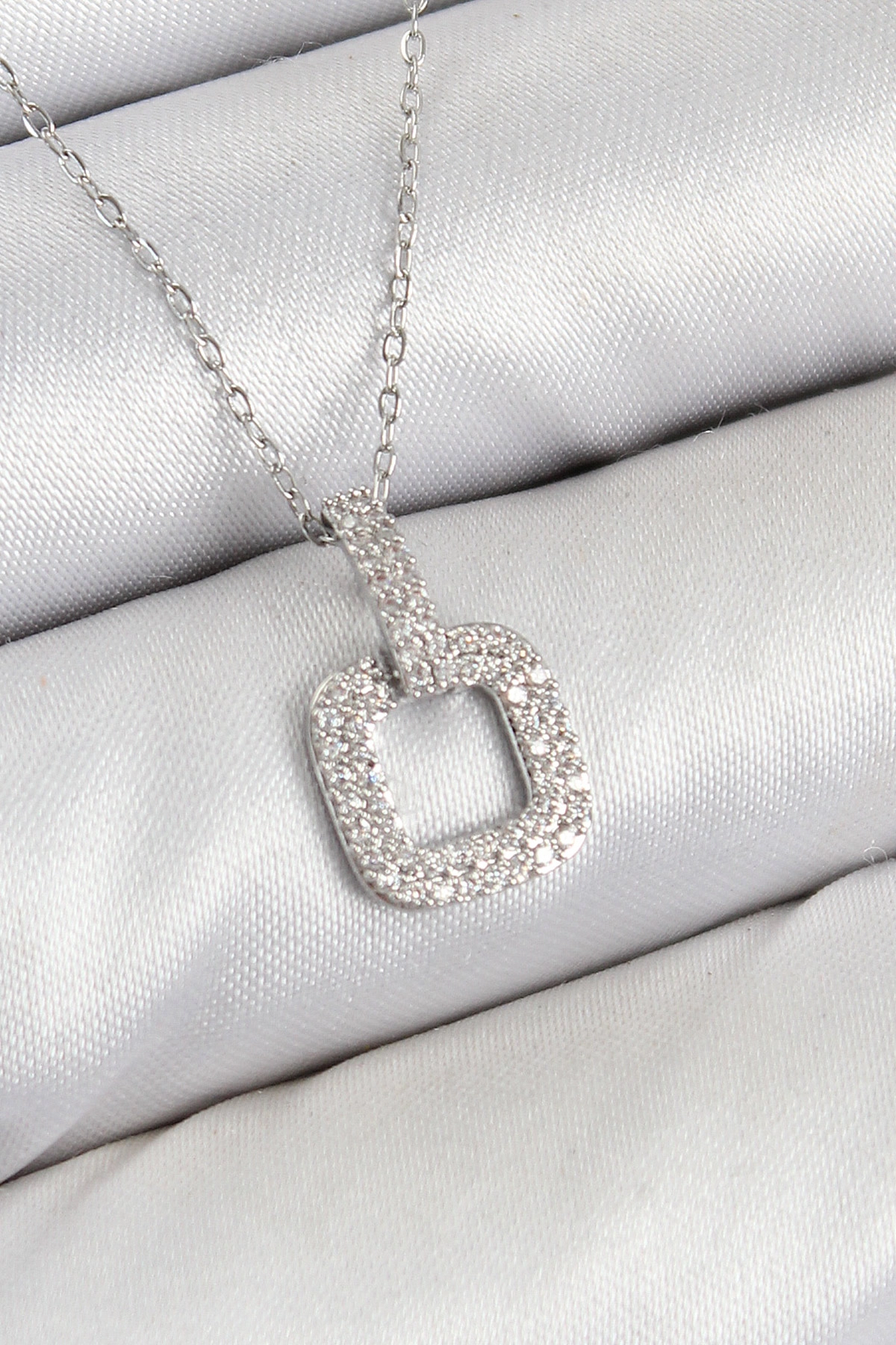 Pirinç Zirkon Taşlı Kare Model Gümüş Renk Kadın Kolye