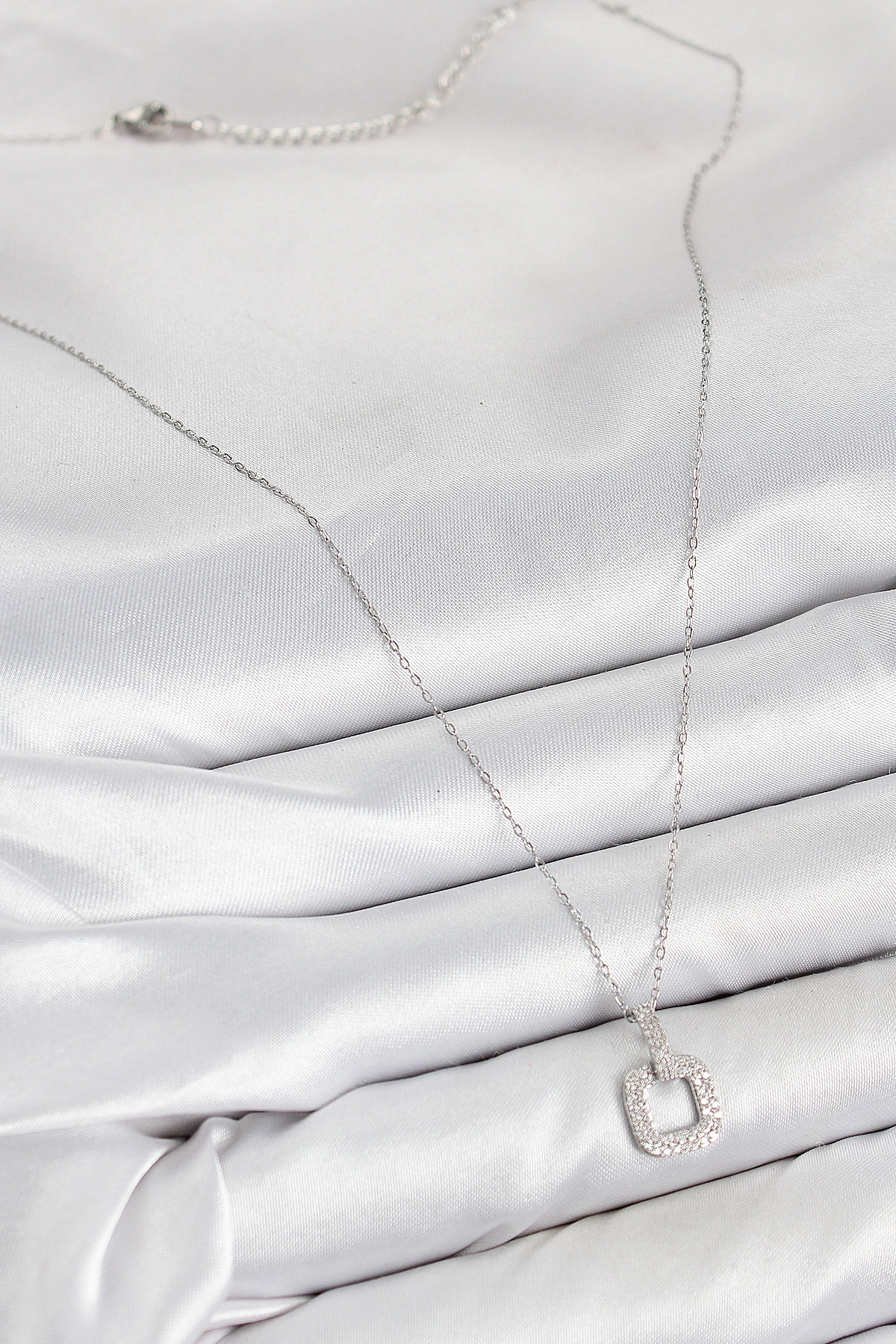 Pirinç Zirkon Taşlı Kare Model Gümüş Renk Kadın Kolye