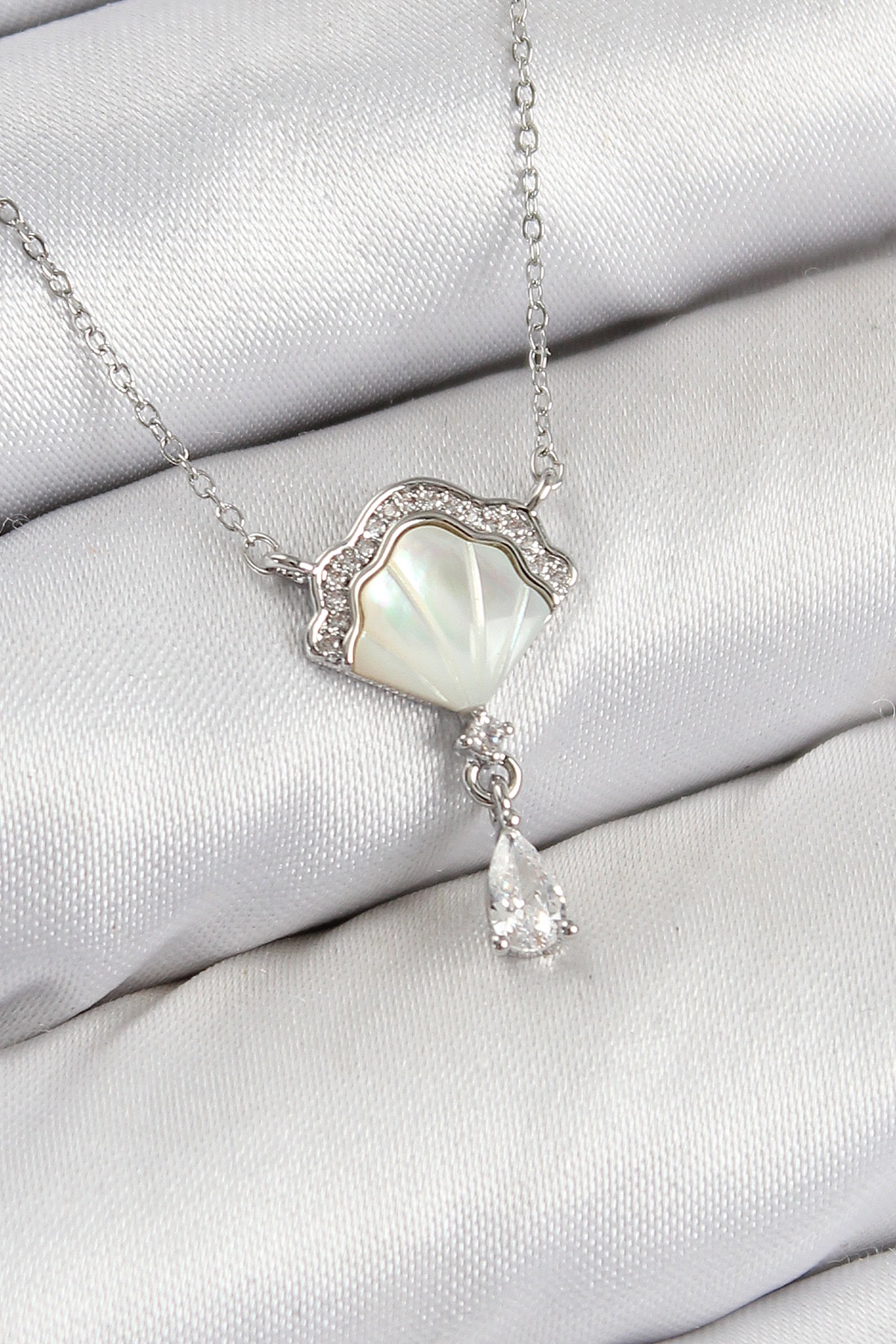 Pirinç Zirkon Taşlı İstiridye Model Gümüş Renk Kadın Kolye