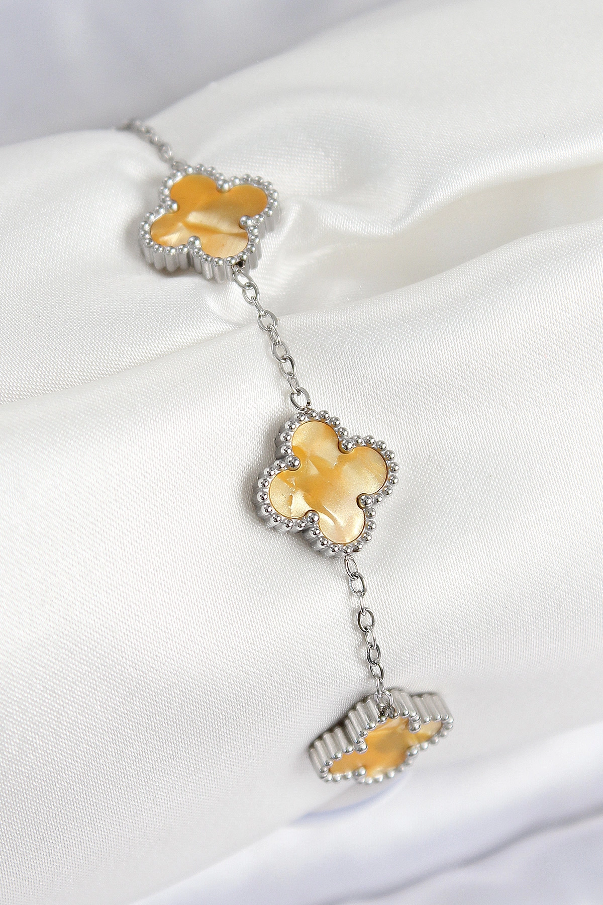 316L Çelik Sedefli Kehribar Sarı Gümüş Renk Yonca Kadın Bileklik