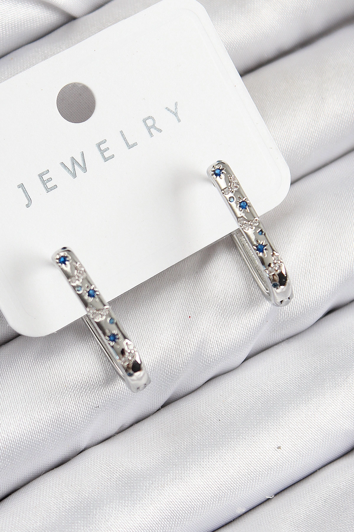 Pirinç Zirkon Taşlı Çiçek Desenli Model Gümüş Renk Kadın Küpe