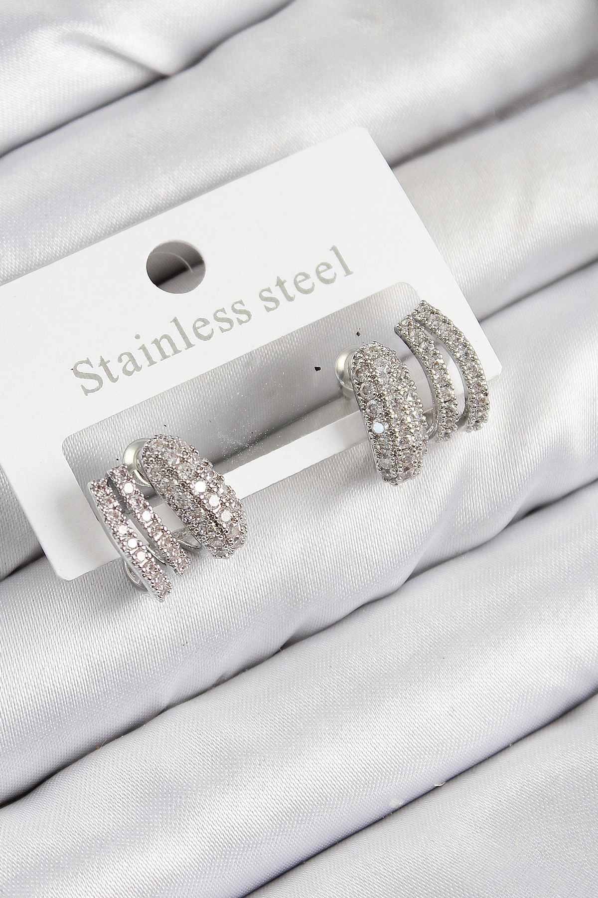 Pirinç Zirkon Taşlı Kıvrımlı Model Gümüş Renk Kadın Küpe