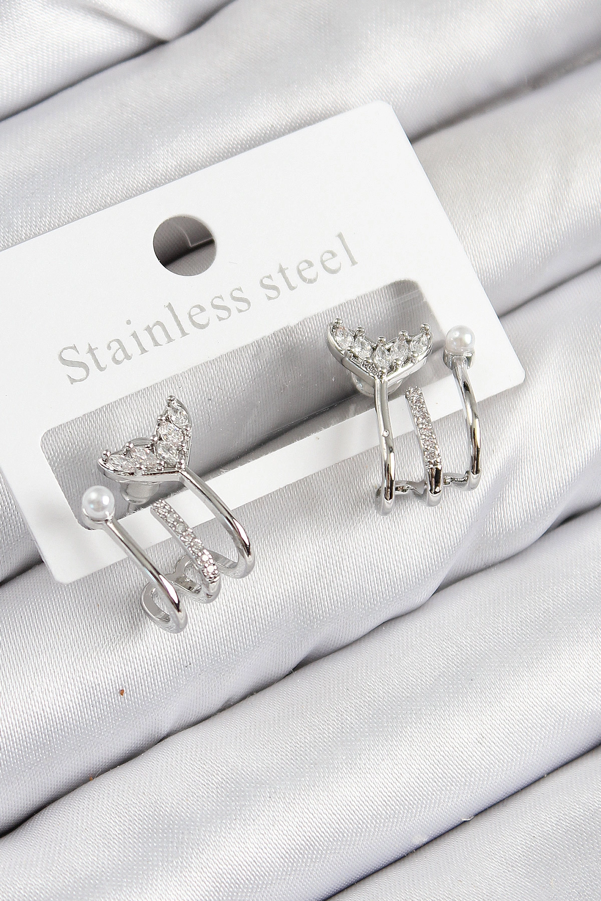 Pirinç Zirkon Taşlı İnci Detaylı Balık Kuyruğu Model Gümüş Renk Kadın Küpe