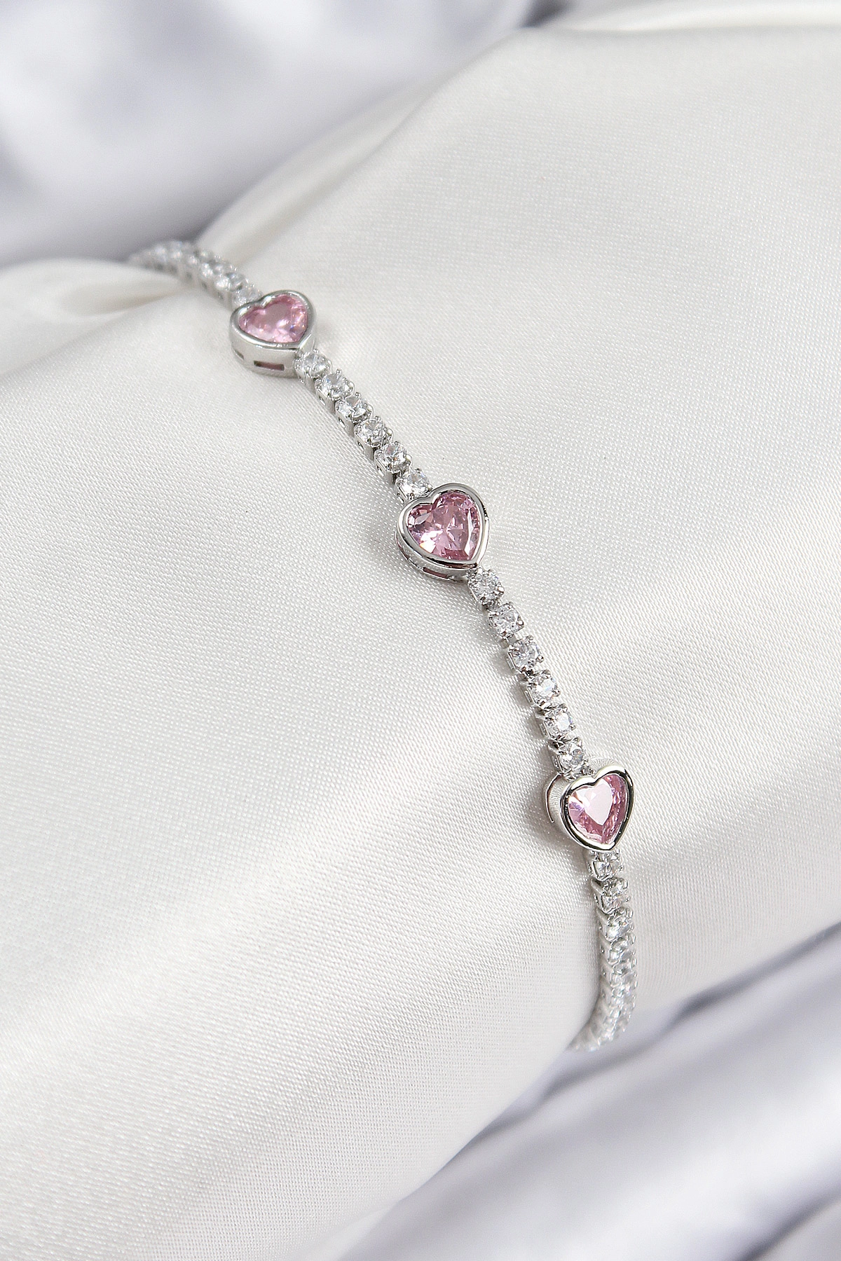 Pirinç Zirkon Taşlı Pembe Kalp Model Gümüş Renk Kadın Bileklik