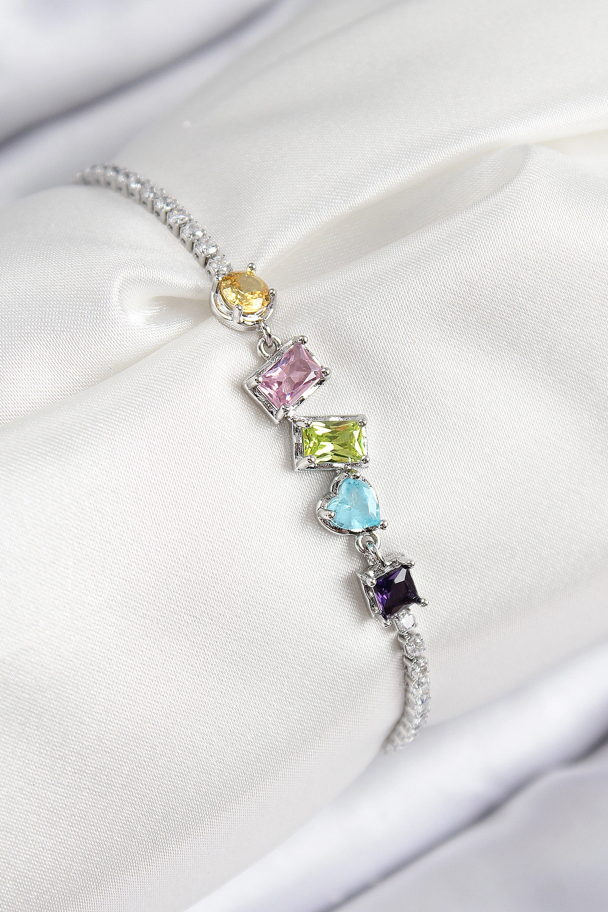 Pirinç Renkli Zirkon Taşlı Geometrik Model Gümüş Renk Kadın Bileklik