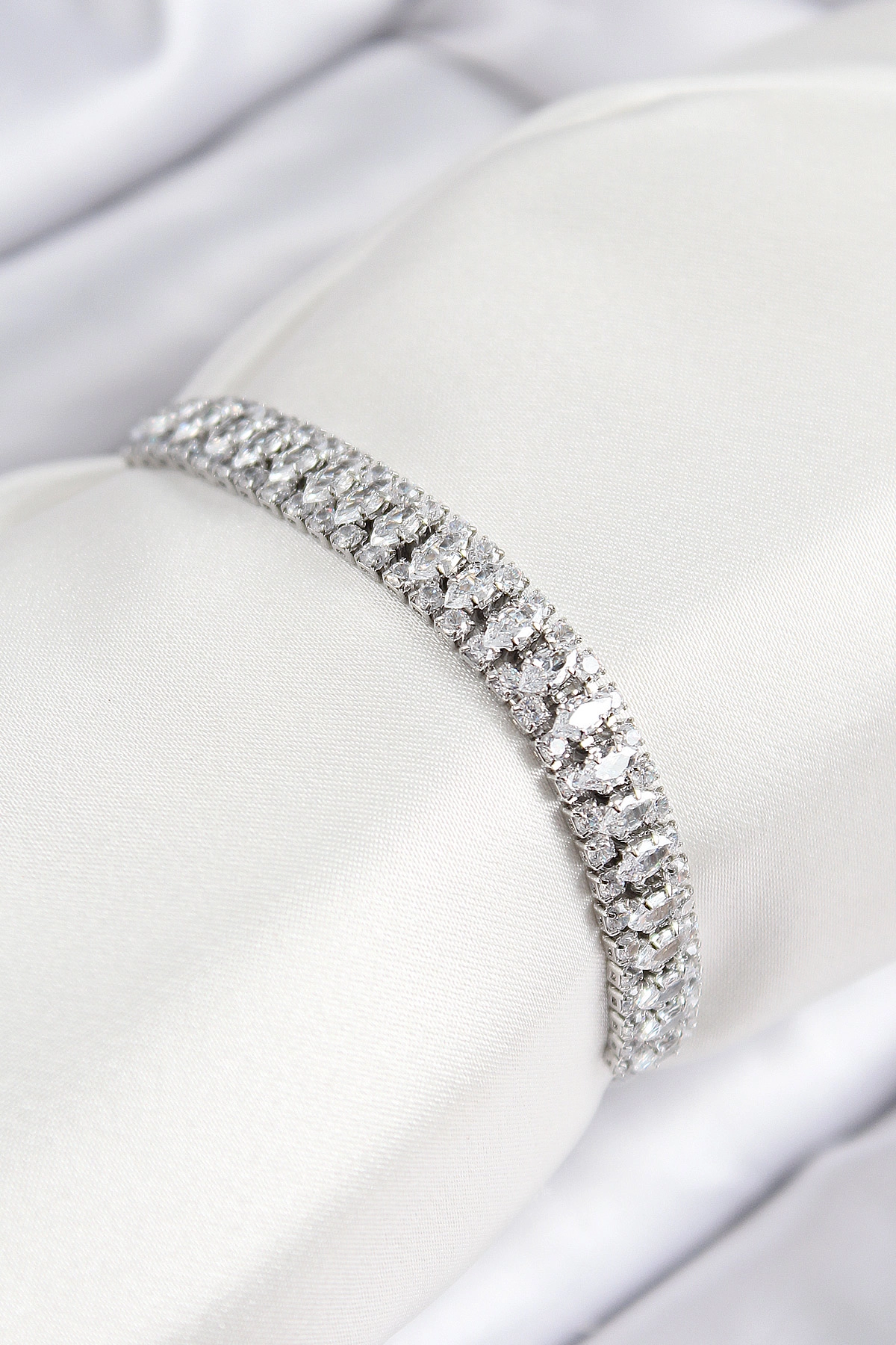 Pirinç Zirkon Taşlı Tennıs Model Gümüş Renk Asansörlü Kadın Bileklik