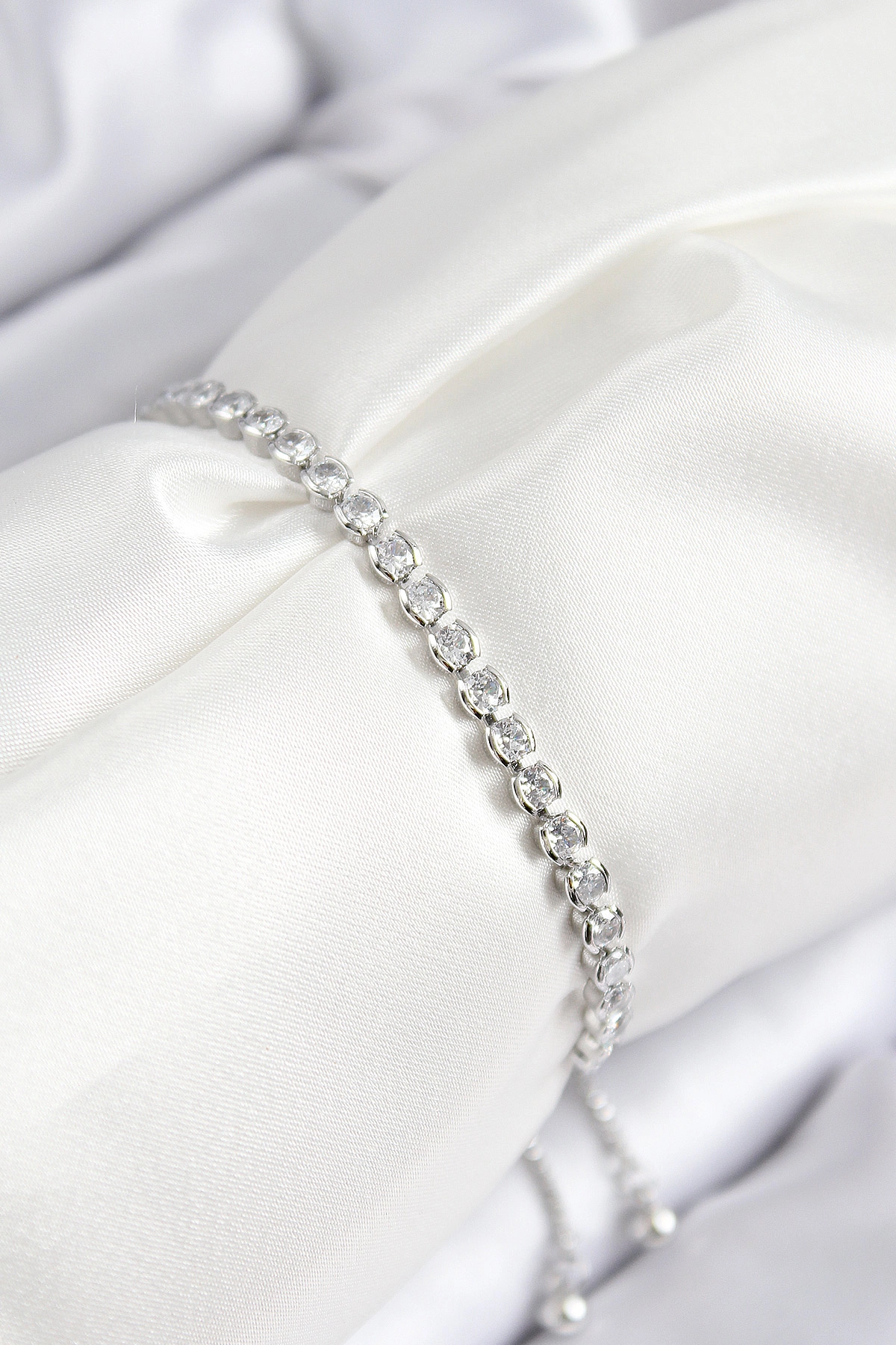 Pirinç Zirkon Taşlı Sıralı Model Gümüş Renk Asansörlü Kadın Bileklik