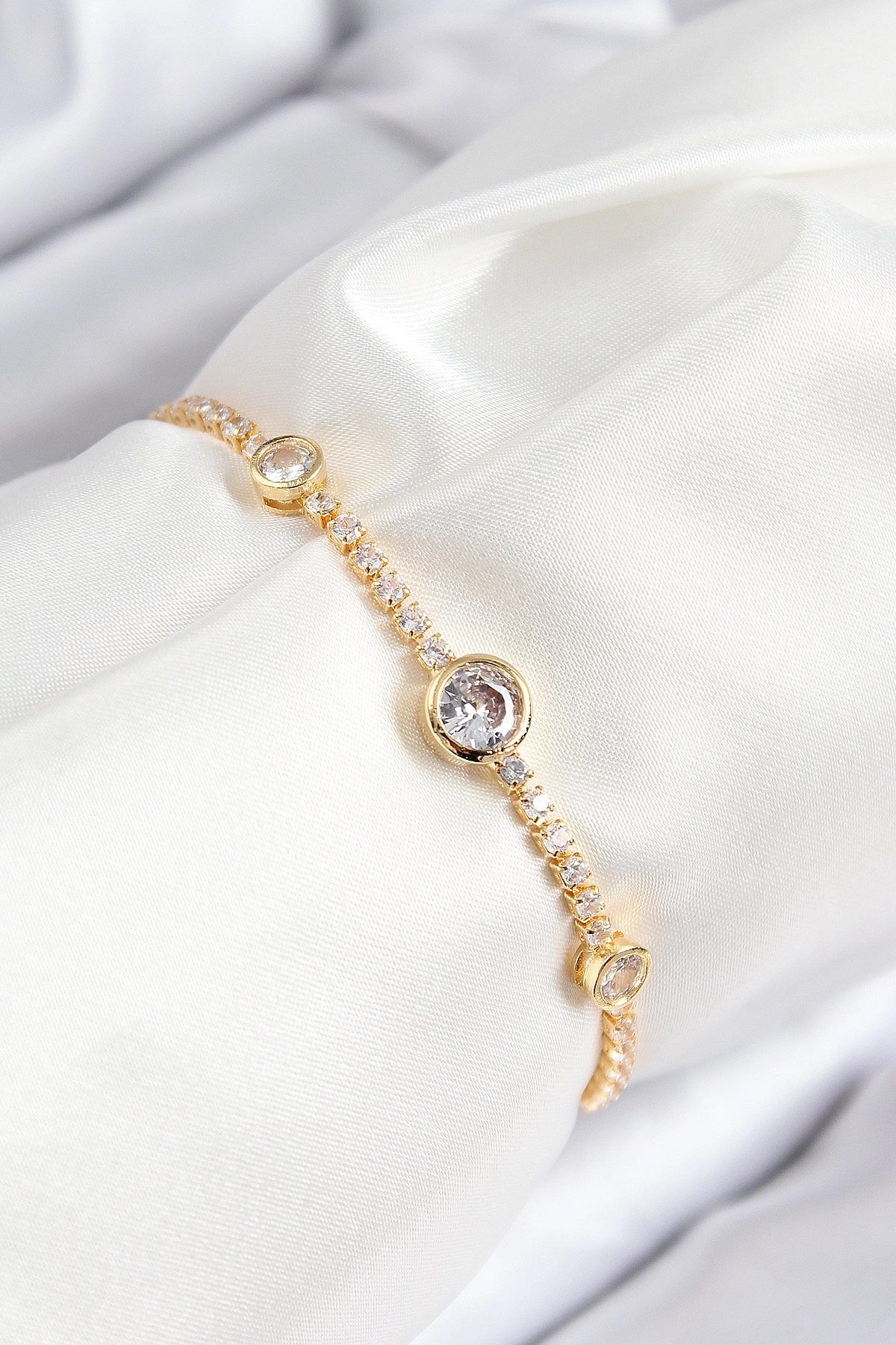 Pirinç Zirkon Taşlı Daire Model Gold Renk Asansörlü Kadın Bileklik