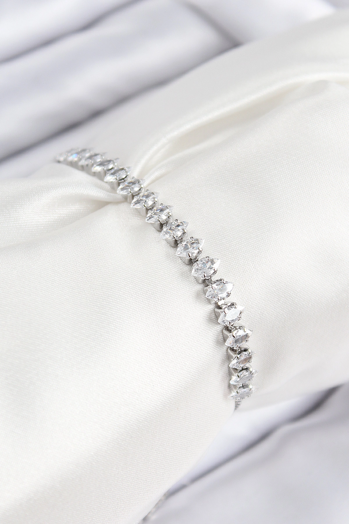 Pirinç Zirkon Taşlı Damla Model Gümüş Renk Asansörlü Kadın Bileklik