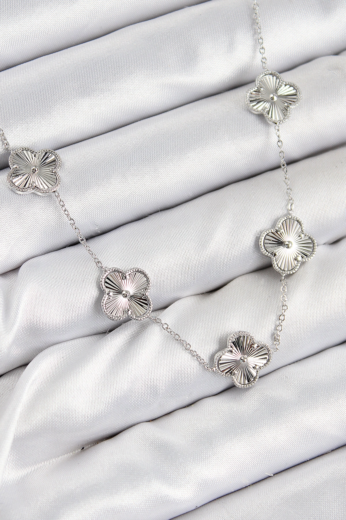 Pirinç VIP Yonca Model Gümüş Renk Kadın Kolye