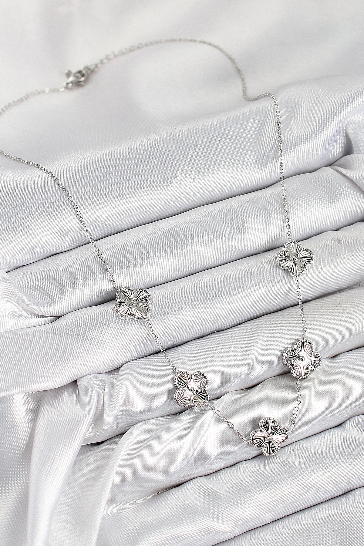 Pirinç VIP Yonca Model Gümüş Renk Kadın Kolye