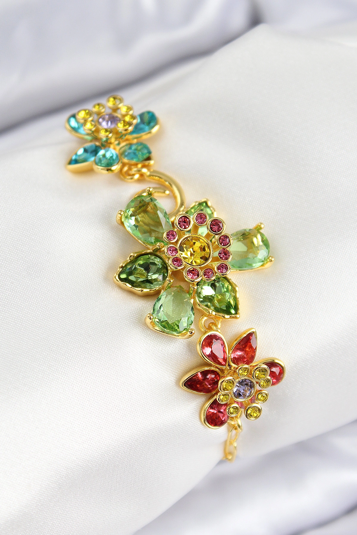 VIP Pirinç Zirkon Taşlı Çiçek Model Gold Renk Kadın Bileklik