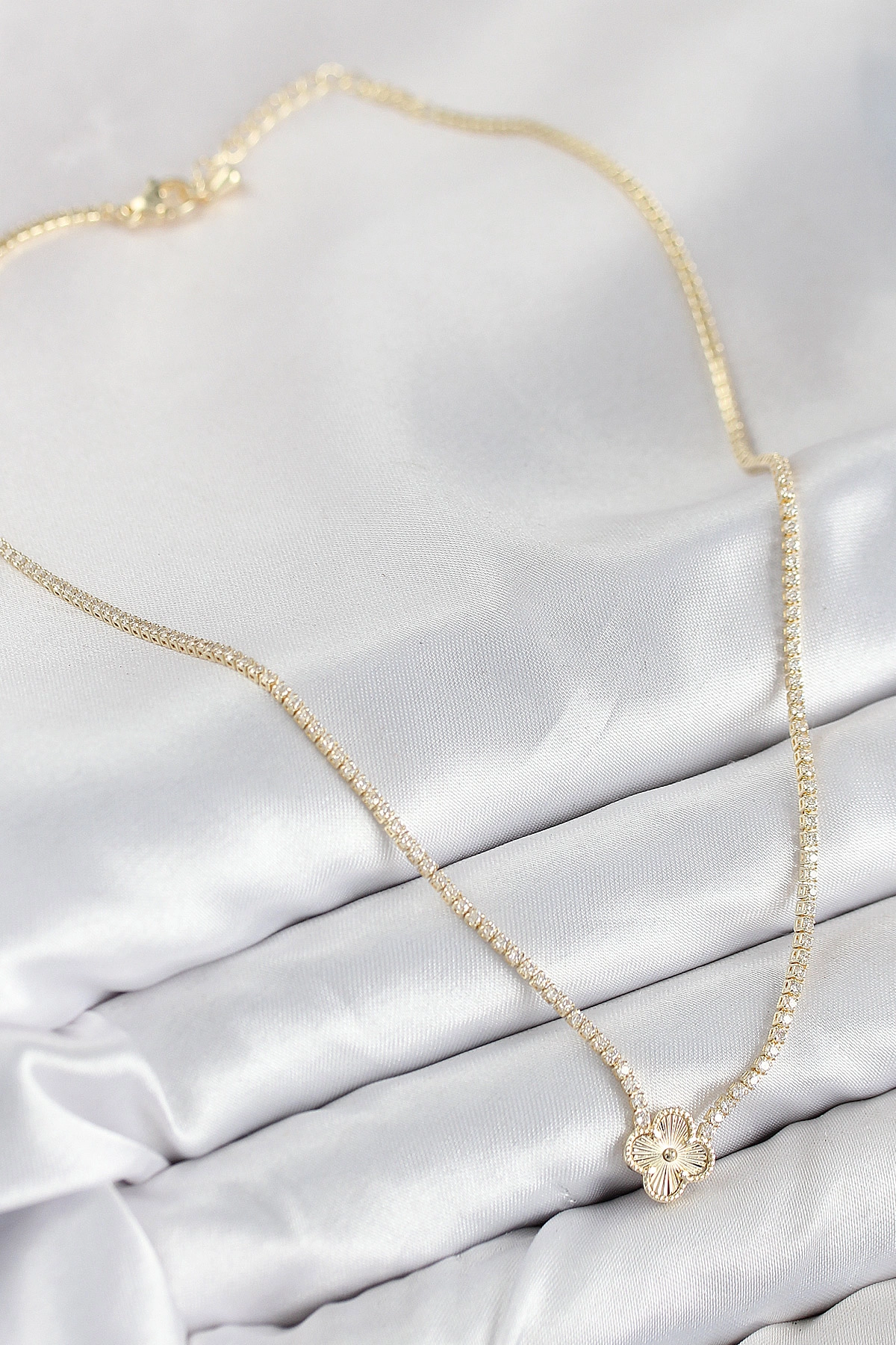 Pirinç Zirkon Taşlı Yonca Model Gold Renk Kadın Kolye