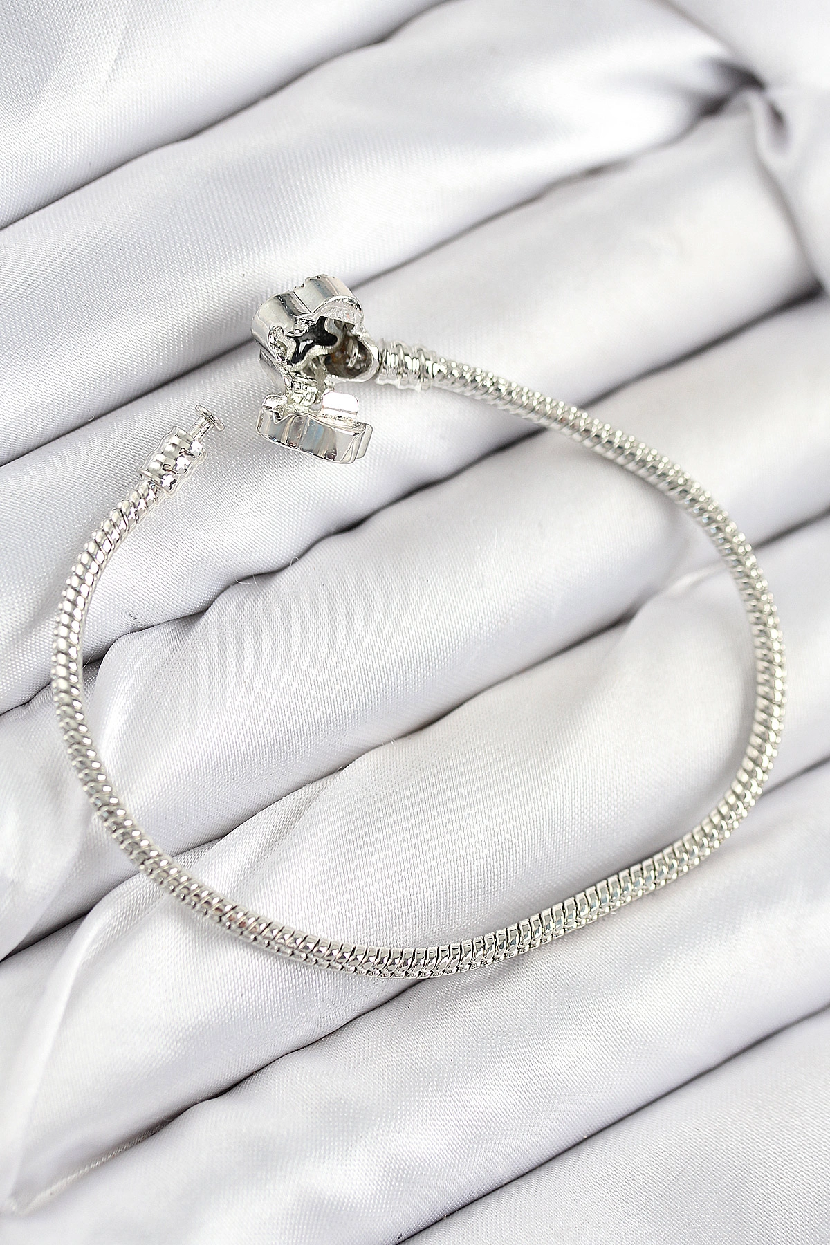 Pirinç Charm Zirkon Taşlı Yonca Model Gümüş Renk Kadın Bileklik