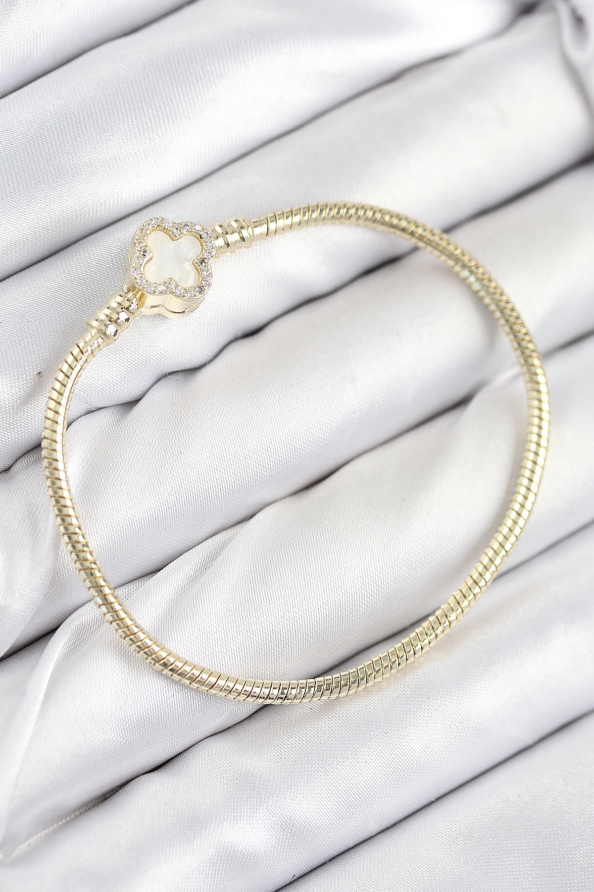 Pirinç Charm Zirkon Taşlı Yonca Model Gold Renk Kadın Bileklik