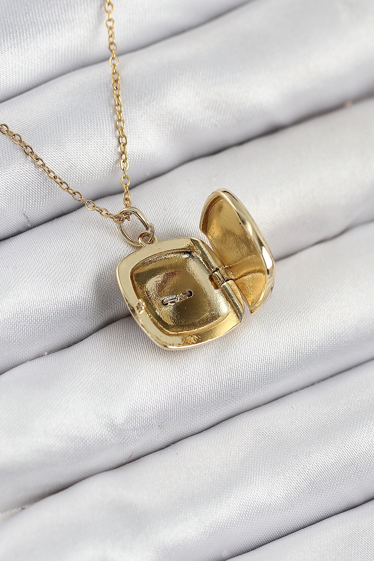 316L Çelik Zirkon Taşlı Açılabilr Kapaklı Göz Model Gold Renk Kadın Kolye