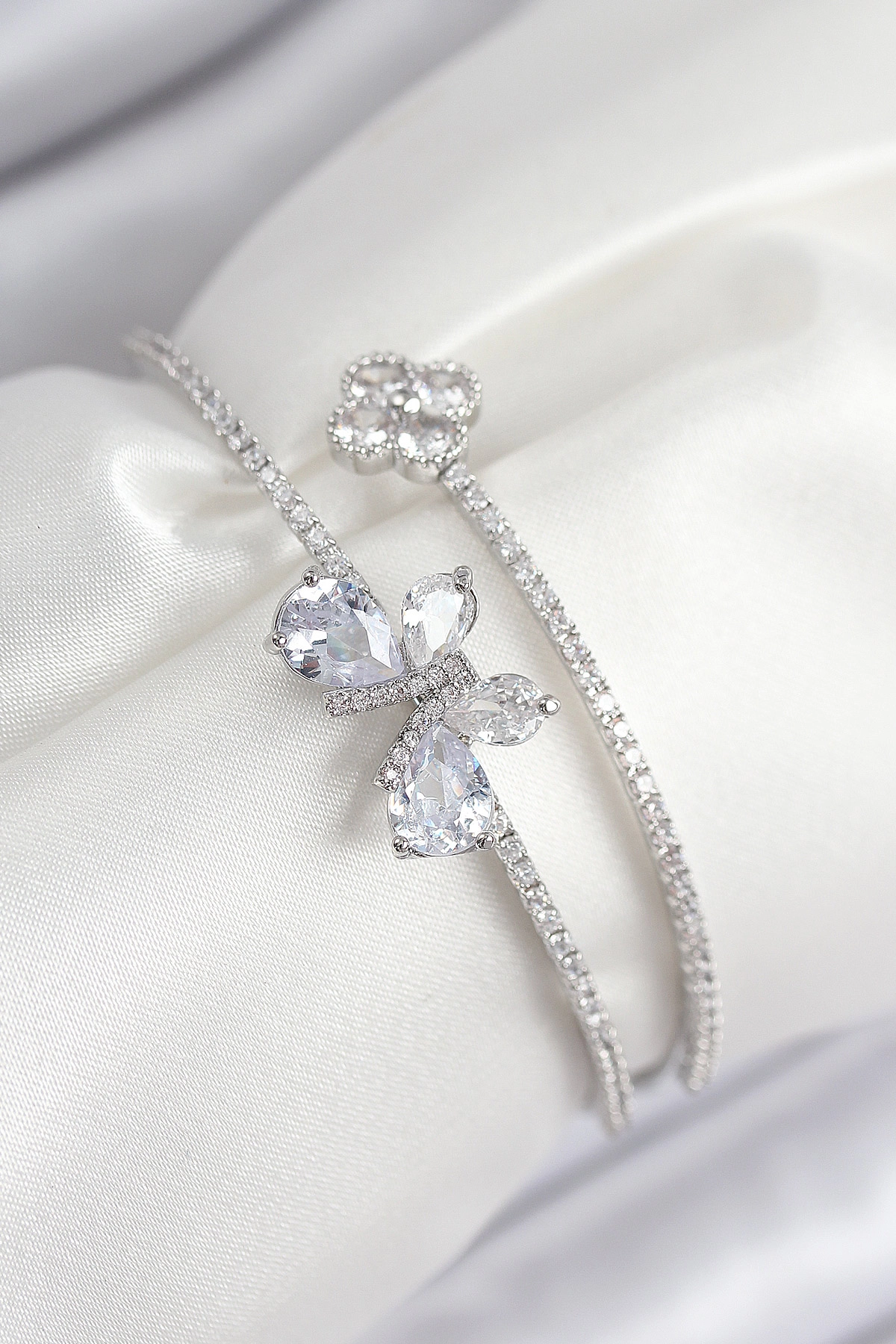 Pirinç Zirkon Taşlı Kelebek Ve Yonca Model Gümüş Renk Kadın Bileklik