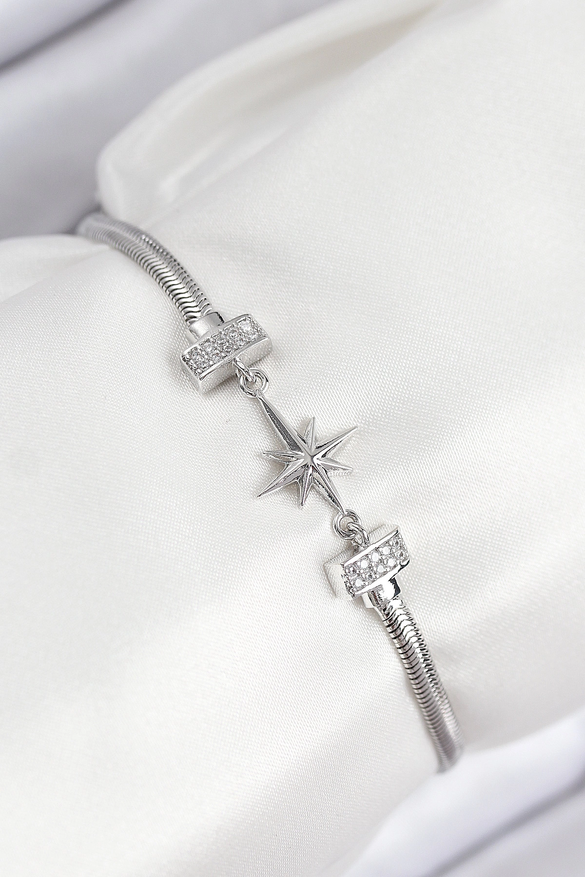 Pirinç Zirkon Taşlı Kutup Yıldızı Model Gümüş Renk Kadın Bileklik