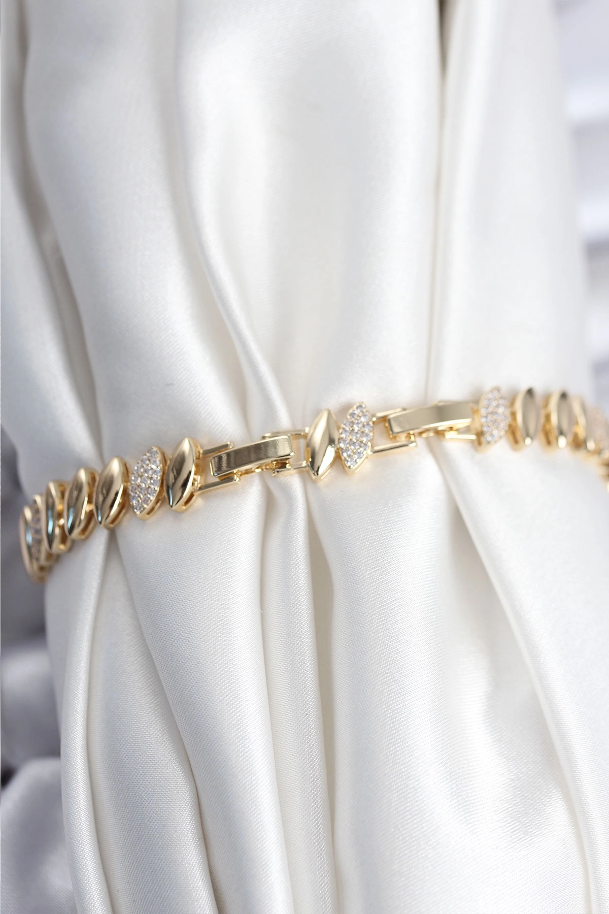 Pirinç VIP Seri Gold Renk Arpa Model Kadın Bileklik