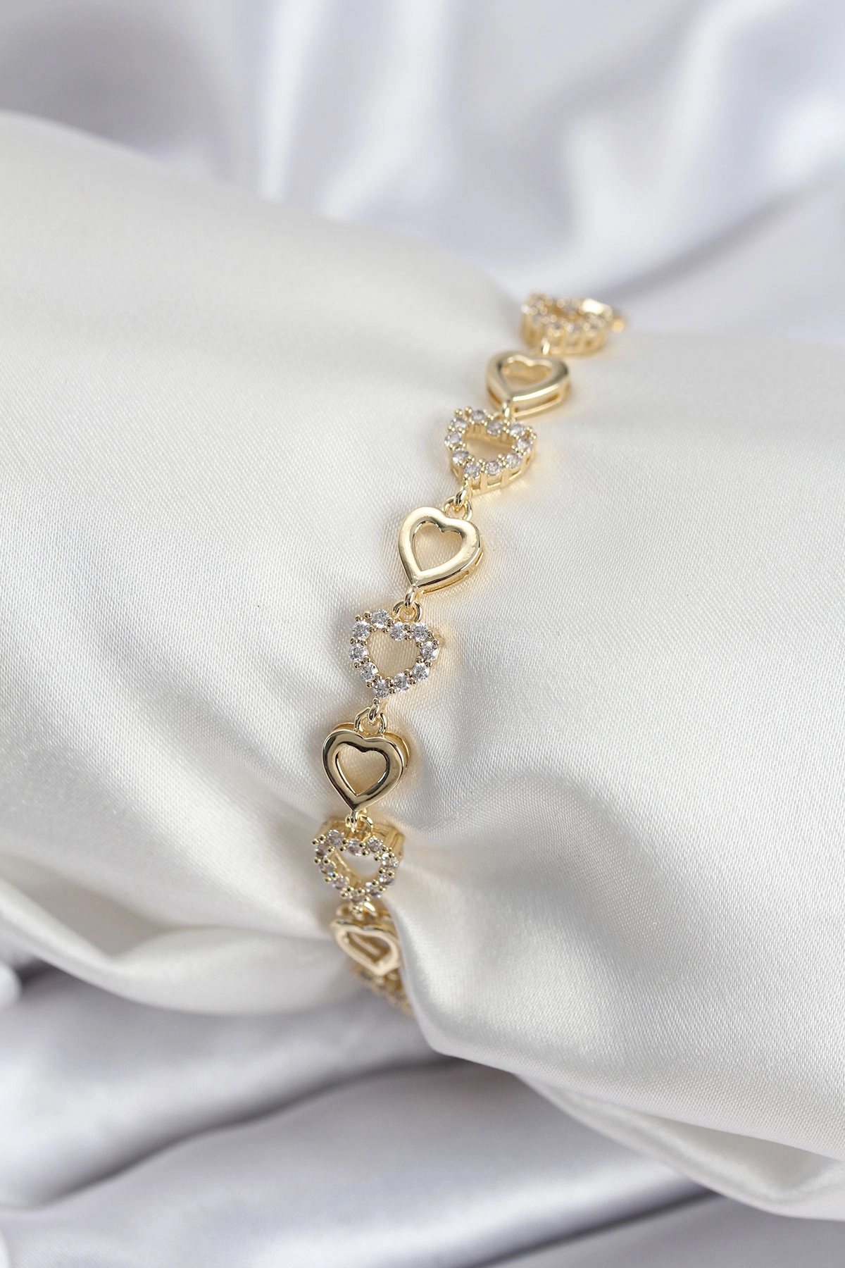 Pirinç VIP Seri Gold Renk Sıralı Kalp Model Kadın Bileklik